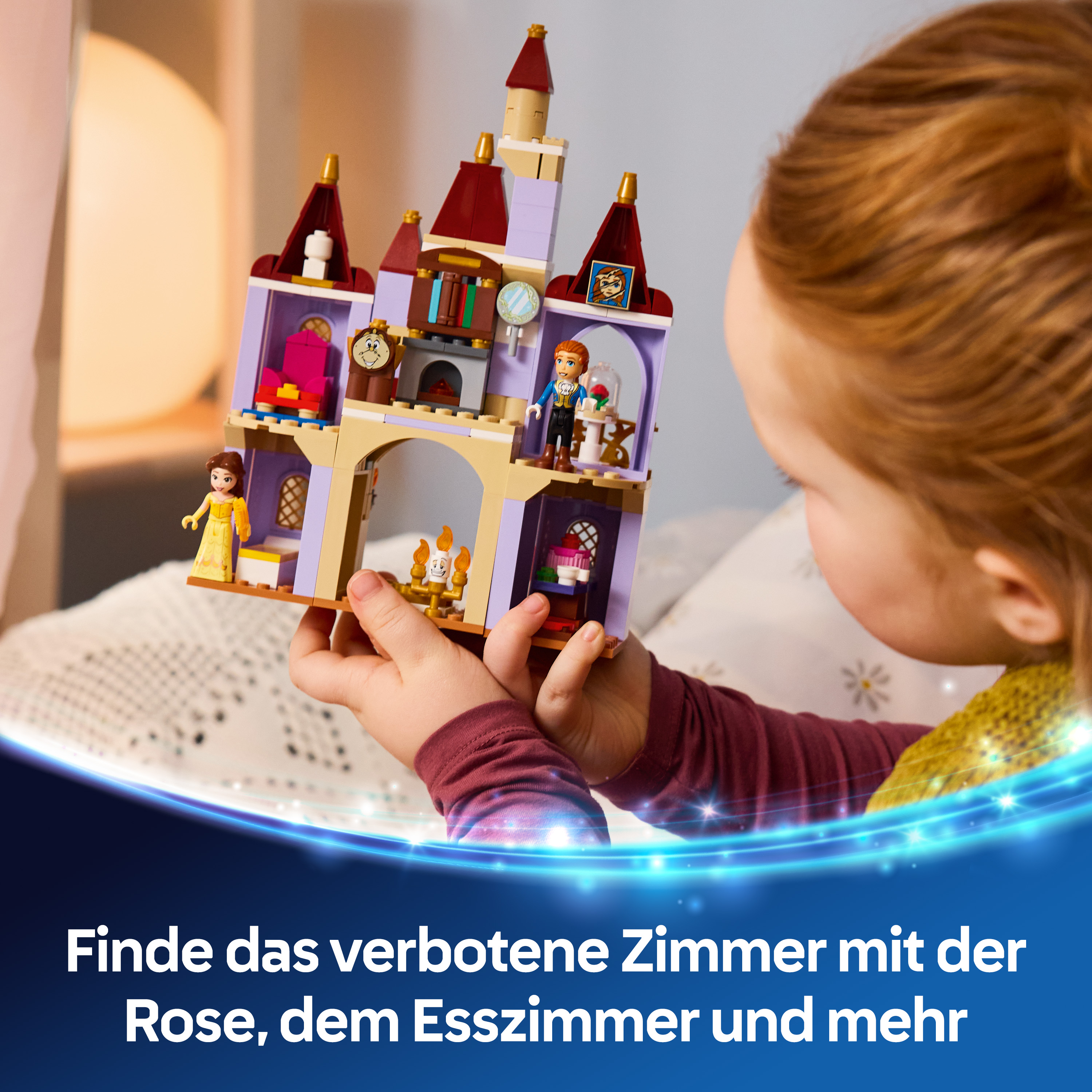 Kind hält Lego-Schloss mit Figuren, inspiriert von Die Schöne und das Biest.