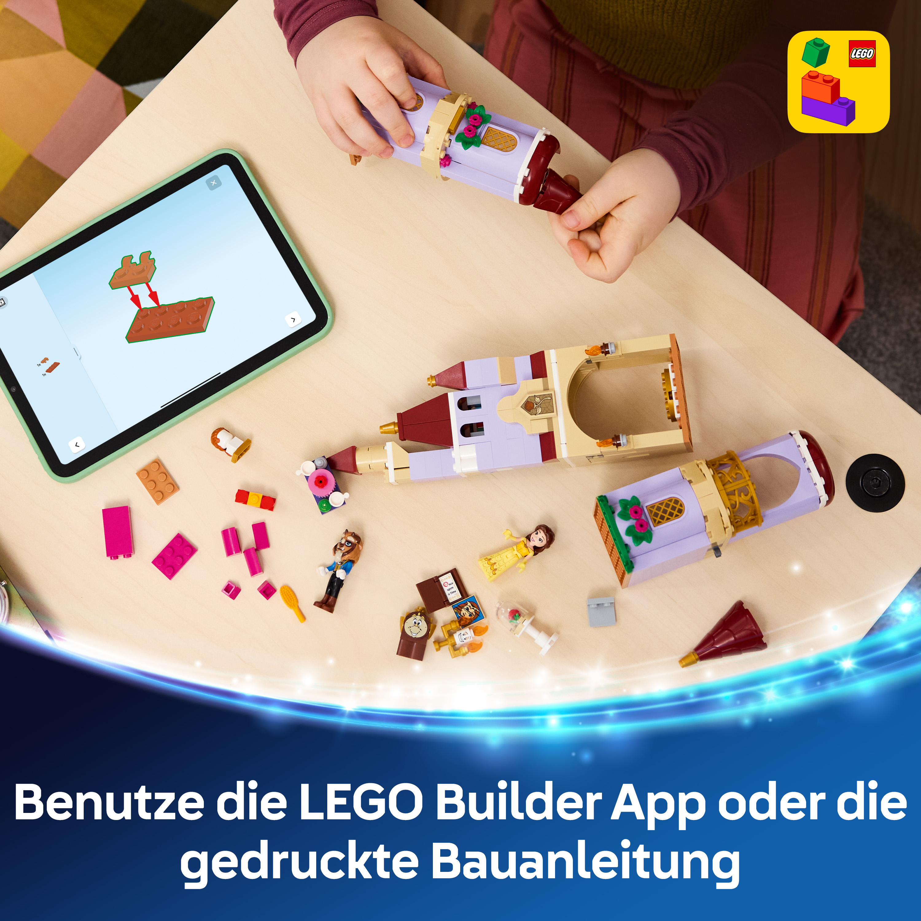 Kind baut Lego mit Tablet und Anleitung auf Holztisch.