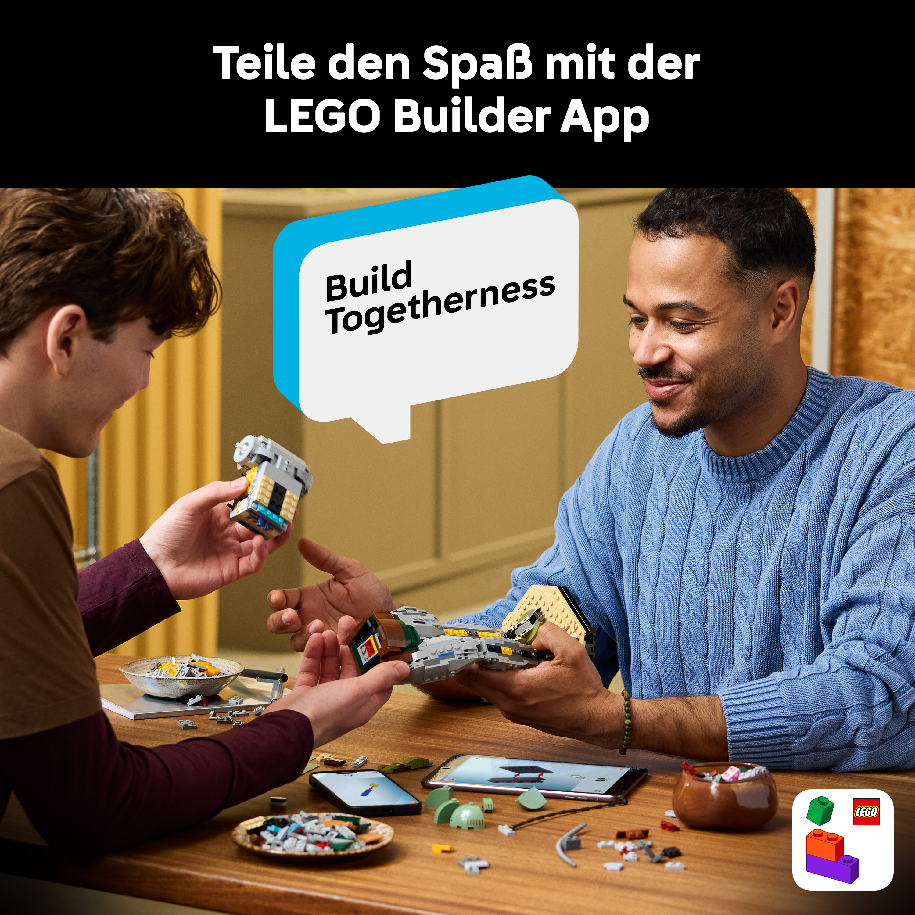 Zwei Männer bauen mit LEGO-Steinen, Anweisungen auf Tablets.