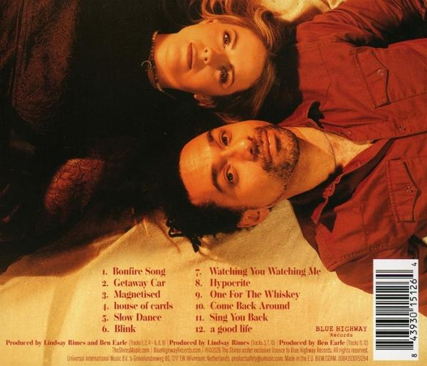 Zwei Personen liegen auf dem Boden, eine Frau oben, ein Mann unten. Trackliste sichtbar.