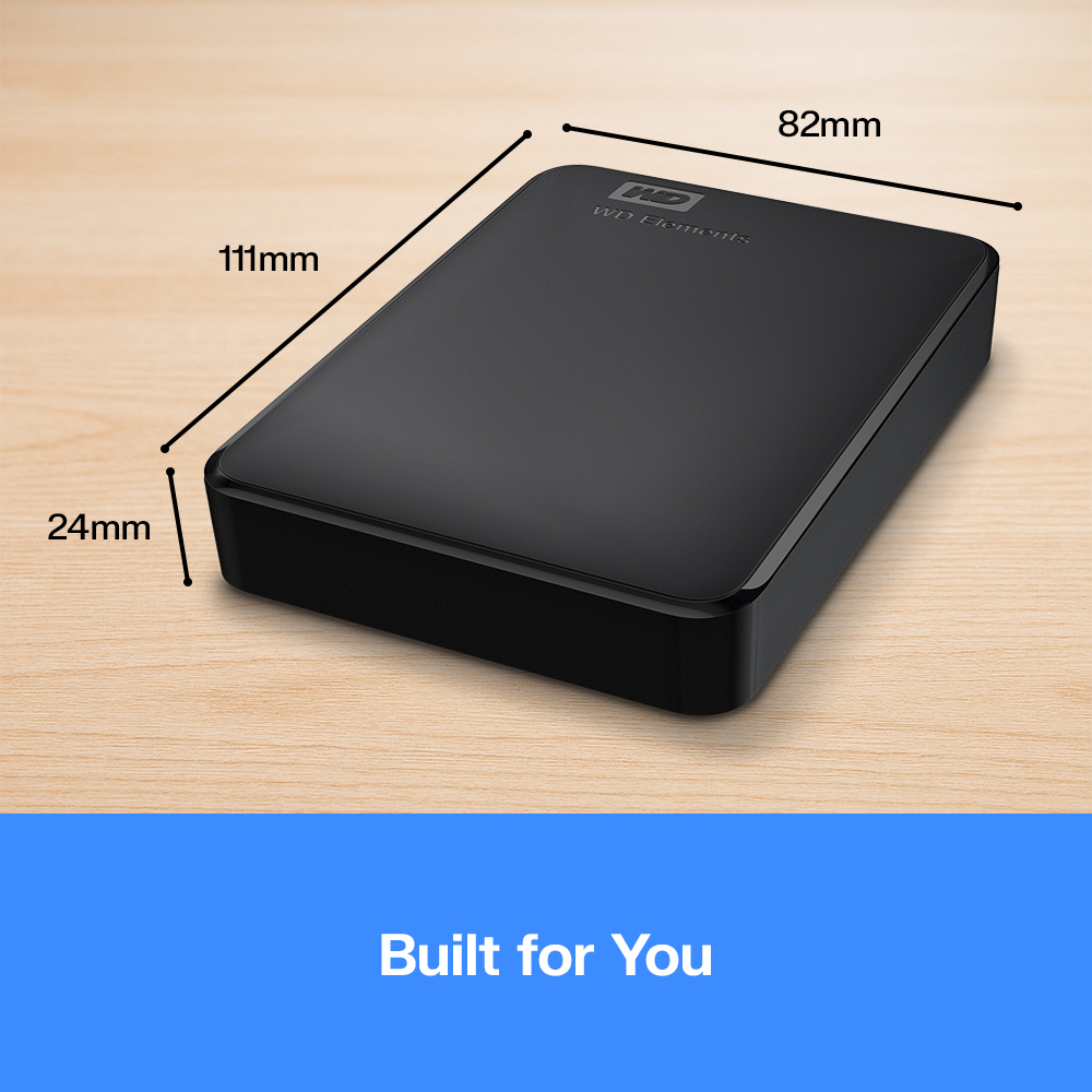 Hard disk esterno nero con dimensioni 111x82x24mm su tavolo in legno.