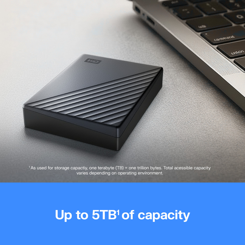 Hard disk esterno WD nero accanto a un laptop su una scrivania.