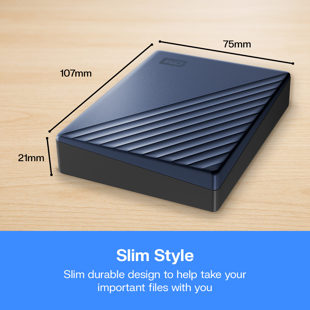 Hard disk esterno blu scuro, 107x75x21mm, su superficie in legno.