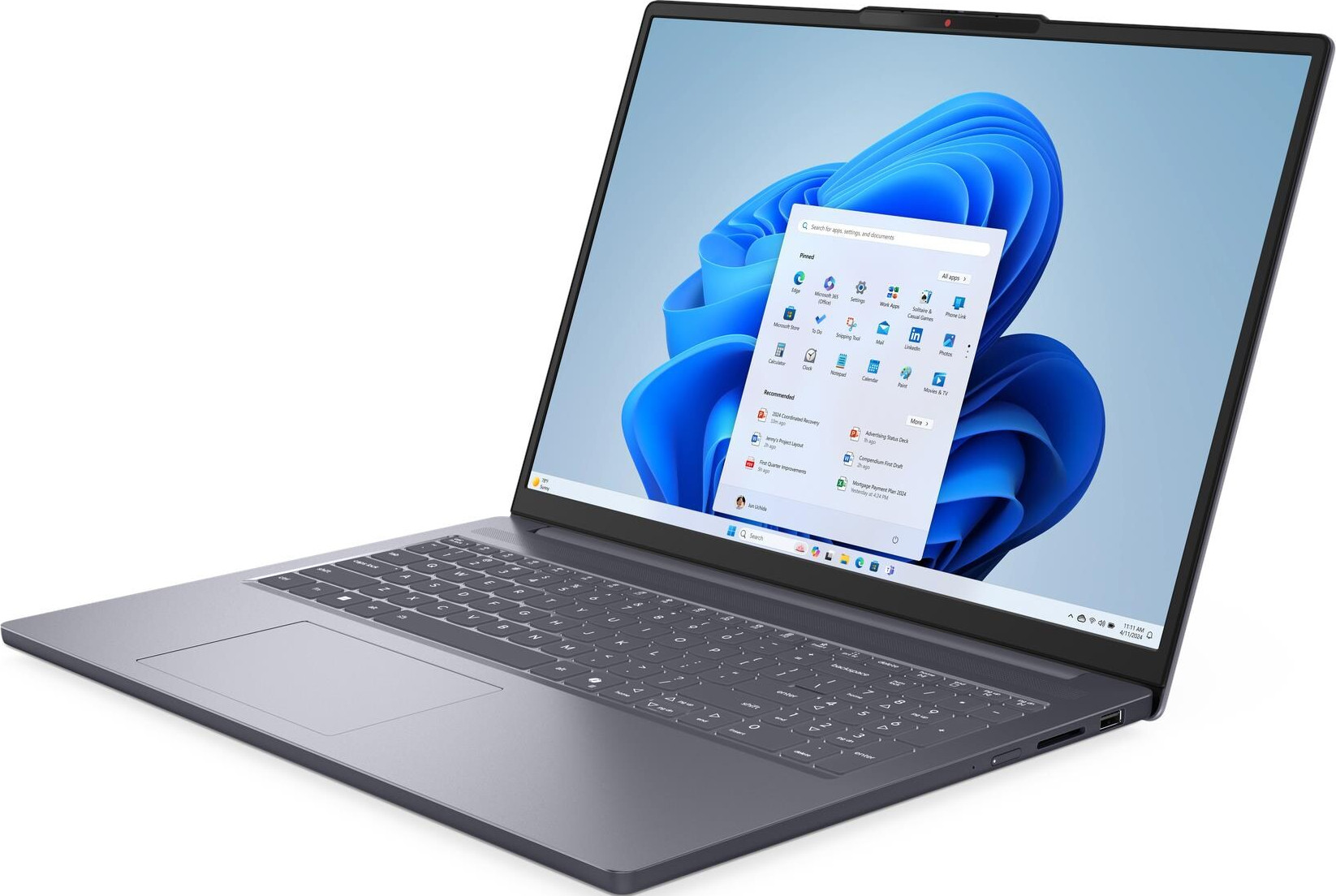 Un ordinateur portable sombre avec un menu Démarrer Windows 11 ouvert sur son écran.