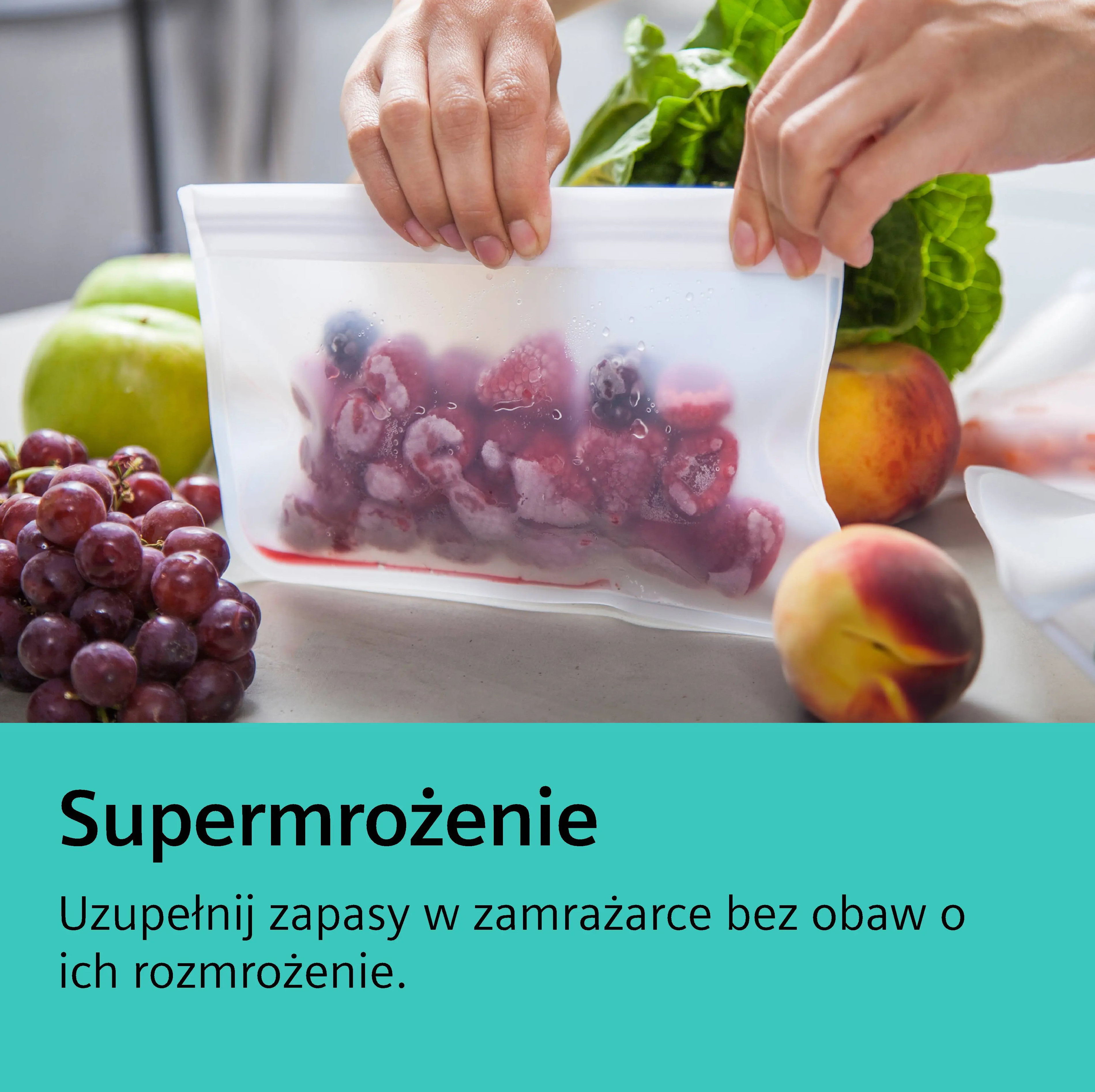 Ręce zamykają przezroczystą torbę z mrożonymi jagodami. Owoce w pobliżu.