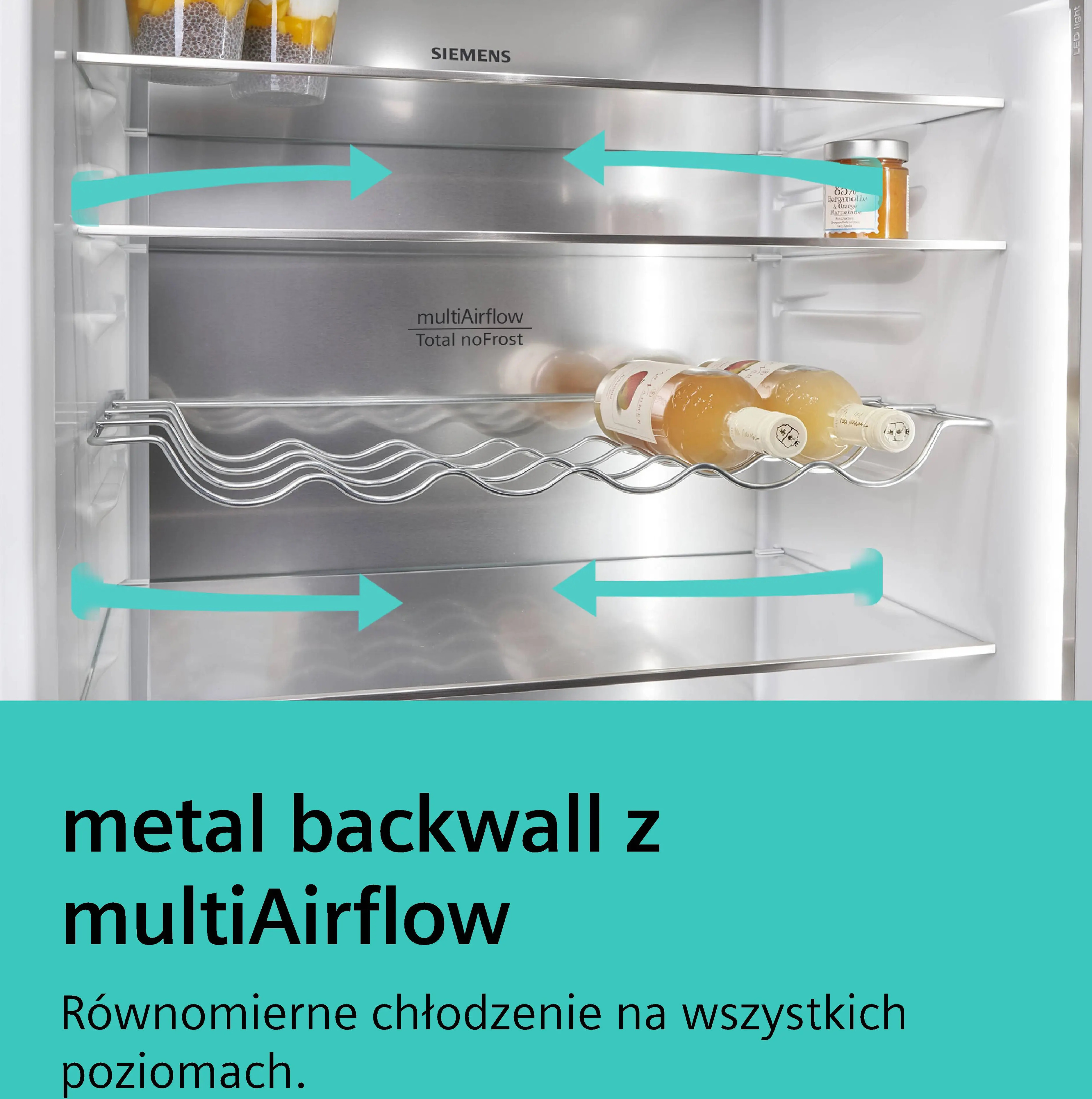 Wnętrze lodówki z metalową ścianą tylną i strzałkami przepływu powietrza.