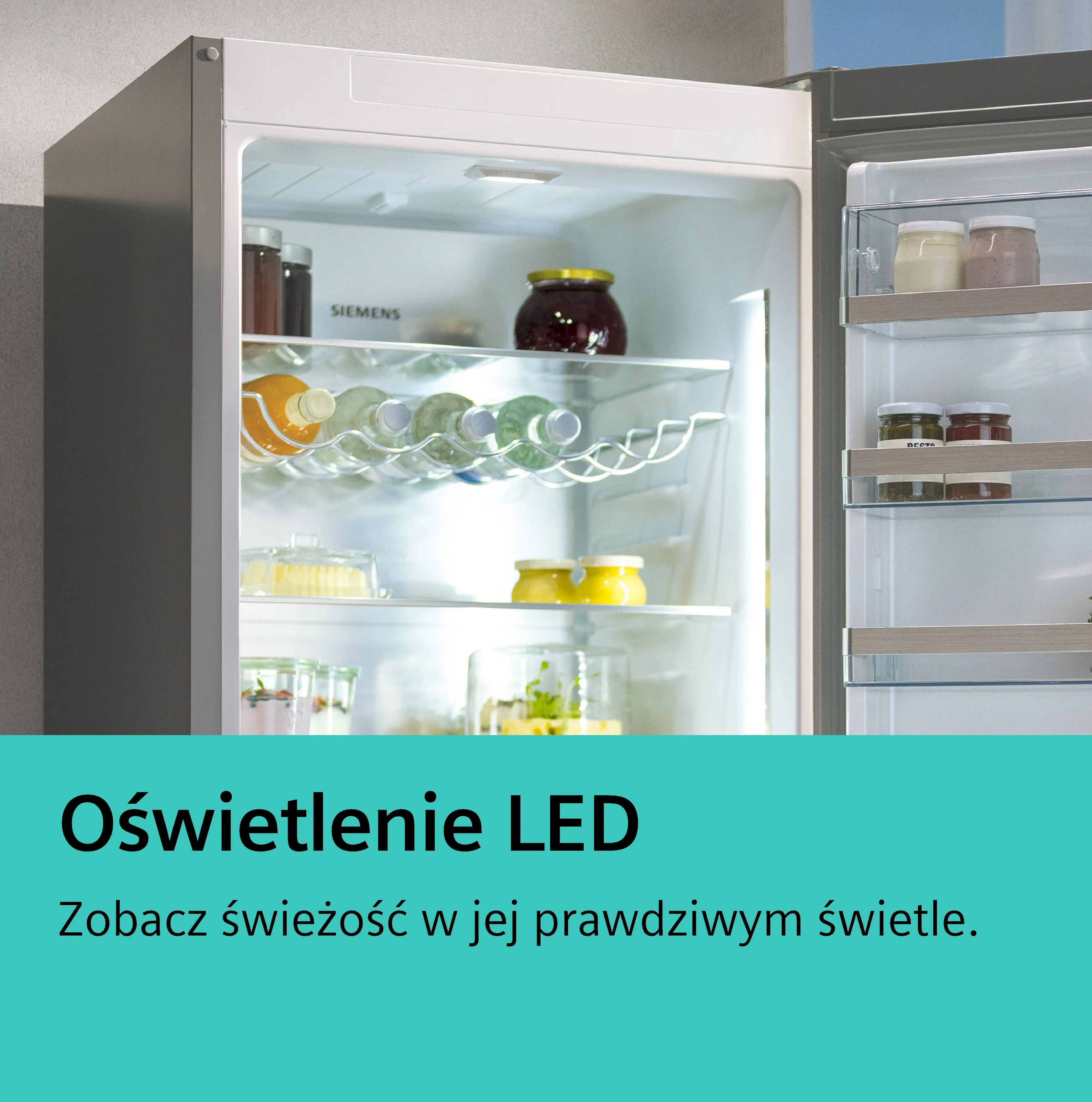 Otwarta lodówka z oświetleniem LED, wypełniona jedzeniem.
