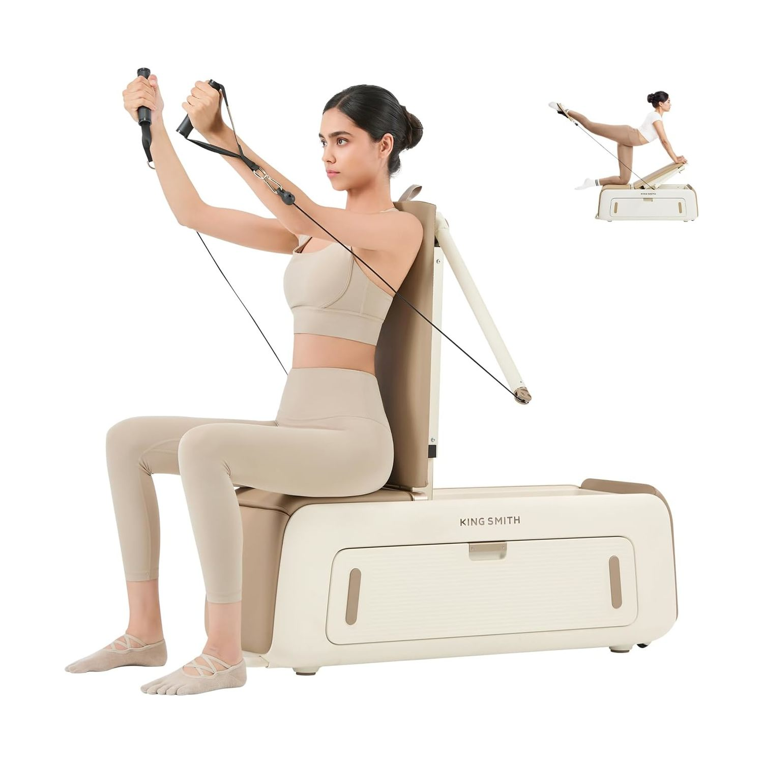Donna fa esercizio con elastico su macchina fitness bianca con immagine inserita.