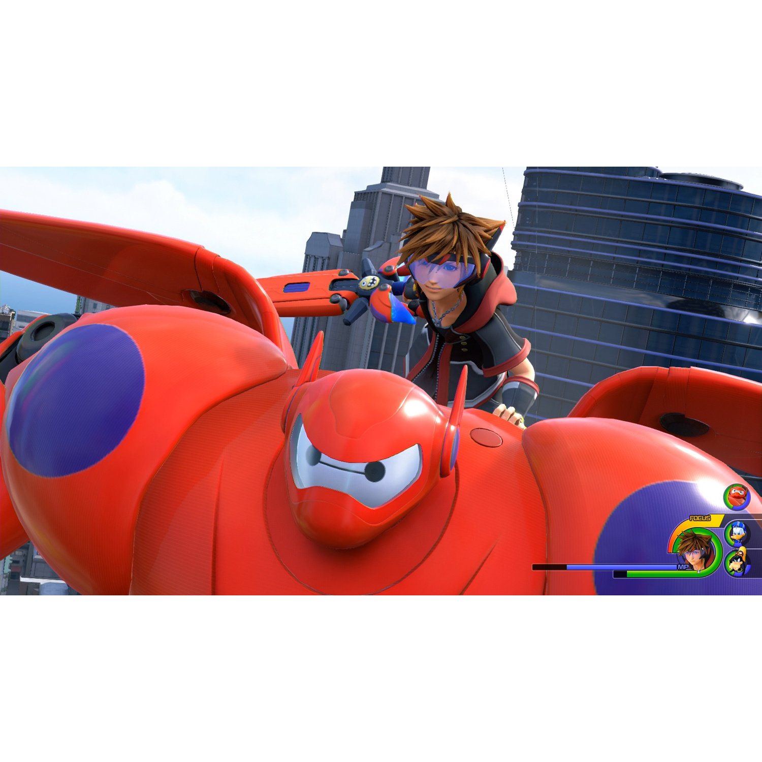 Sora cavalca su Baymax con grattacieli sullo sfondo del paesaggio urbano.