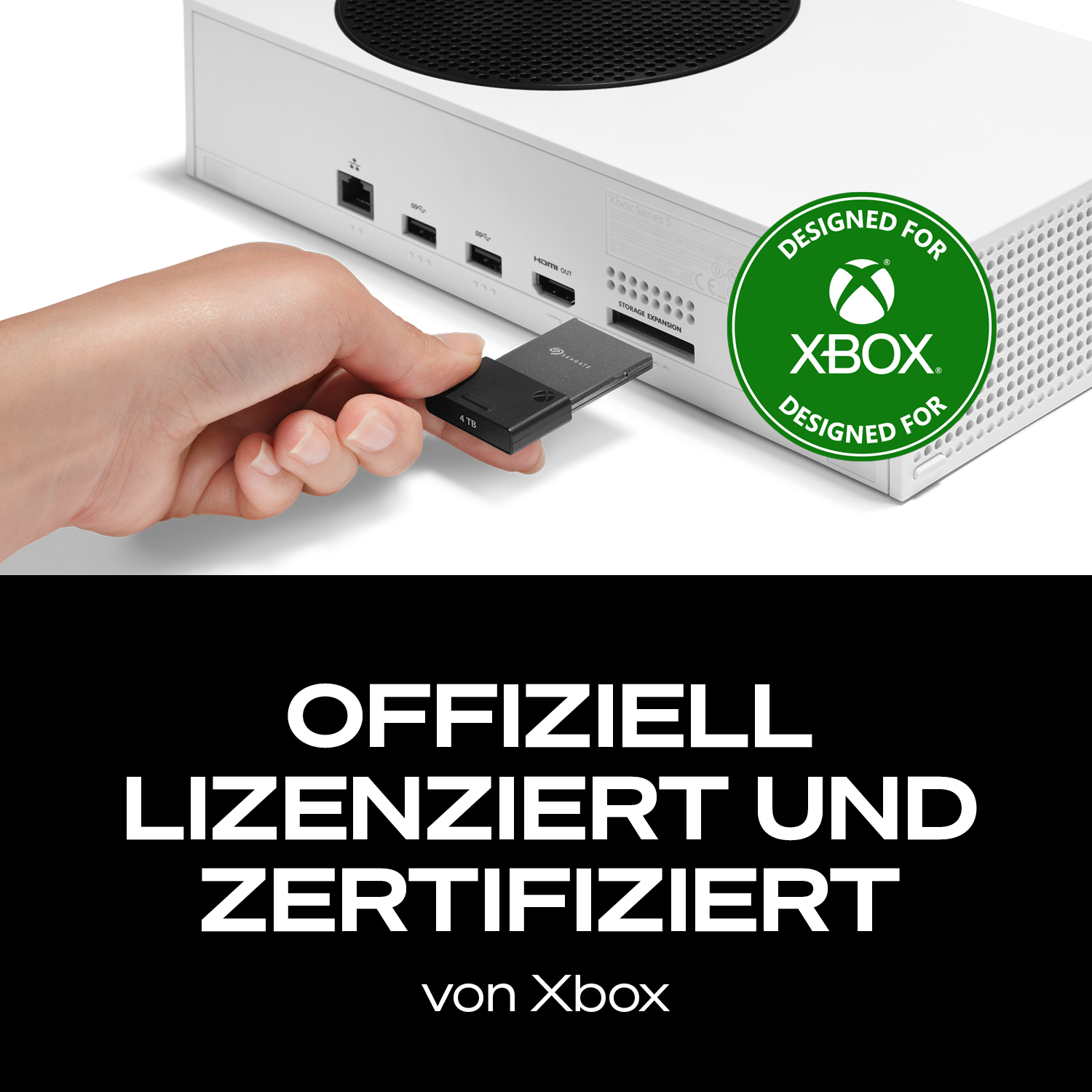 Une main insère une extension de stockage Seagate de 4 To dans une Xbox Series S blanche.