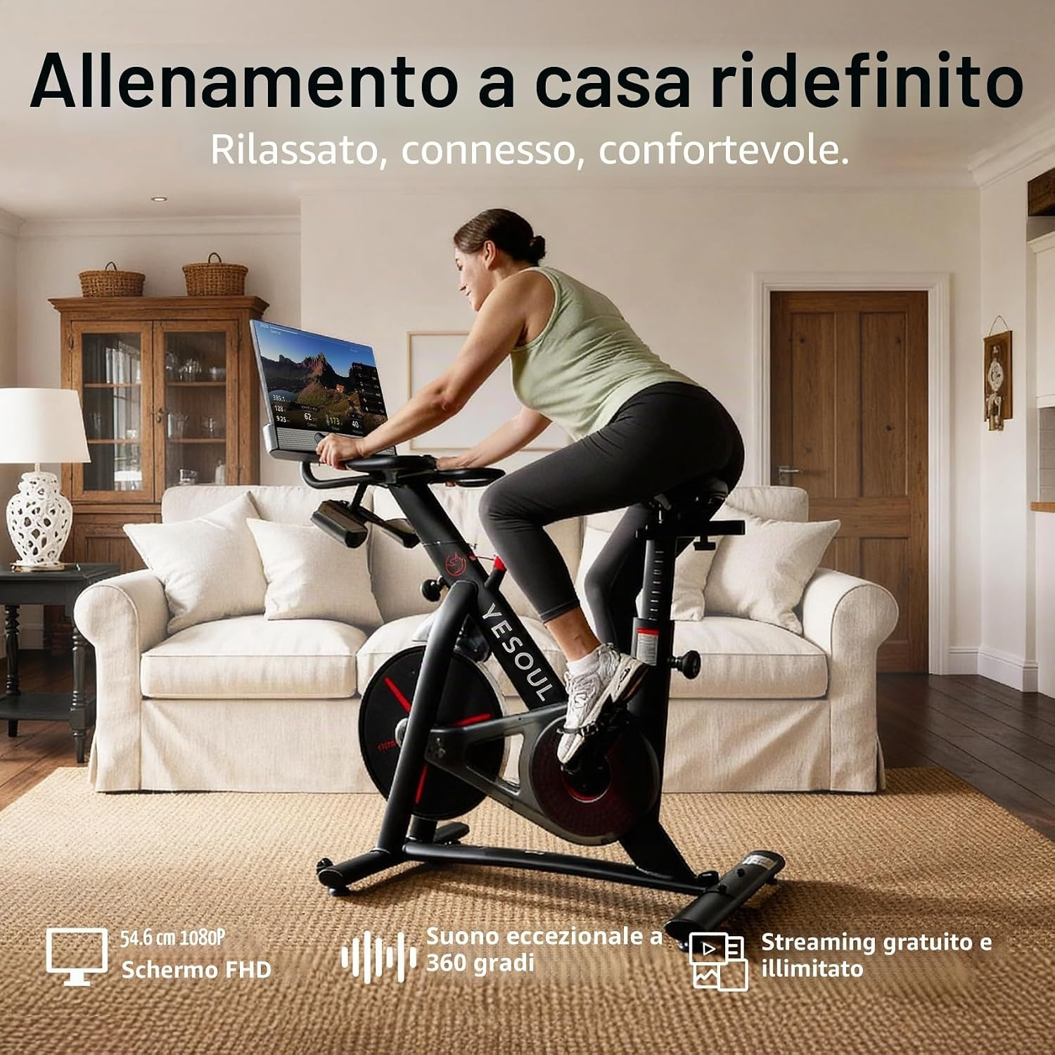 Una donna pedala su una cyclette in un accogliente soggiorno con un grande divano.