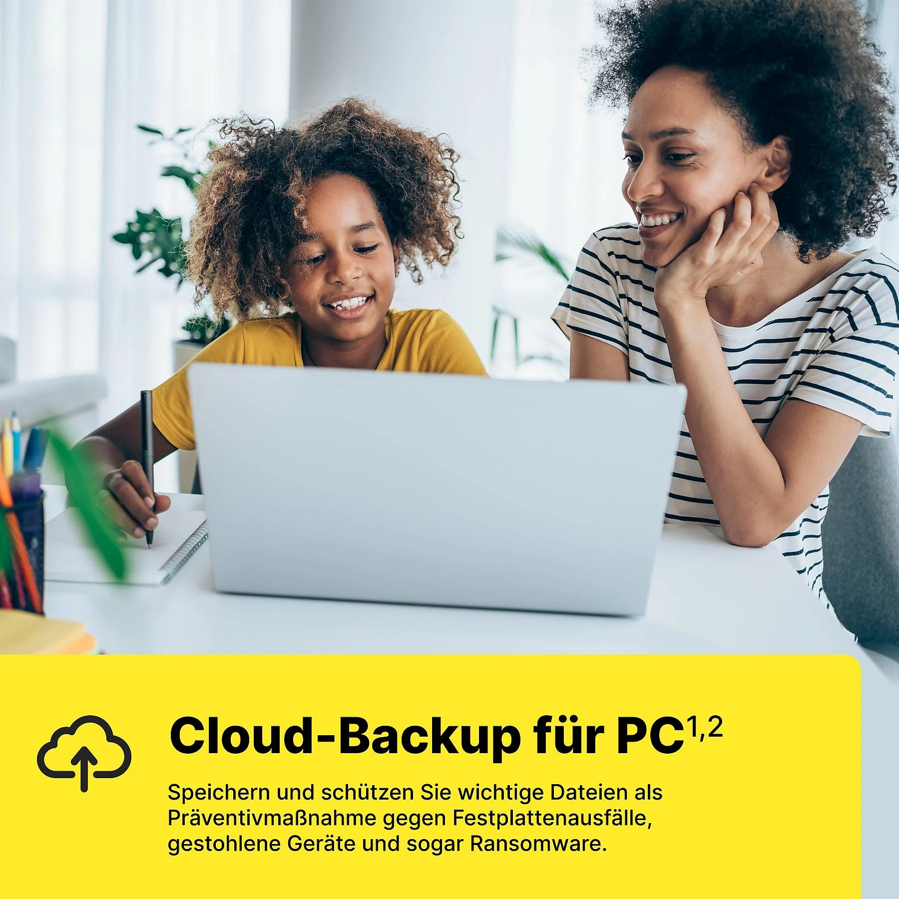 Mutter und Kind lernen zusammen am Laptop.
