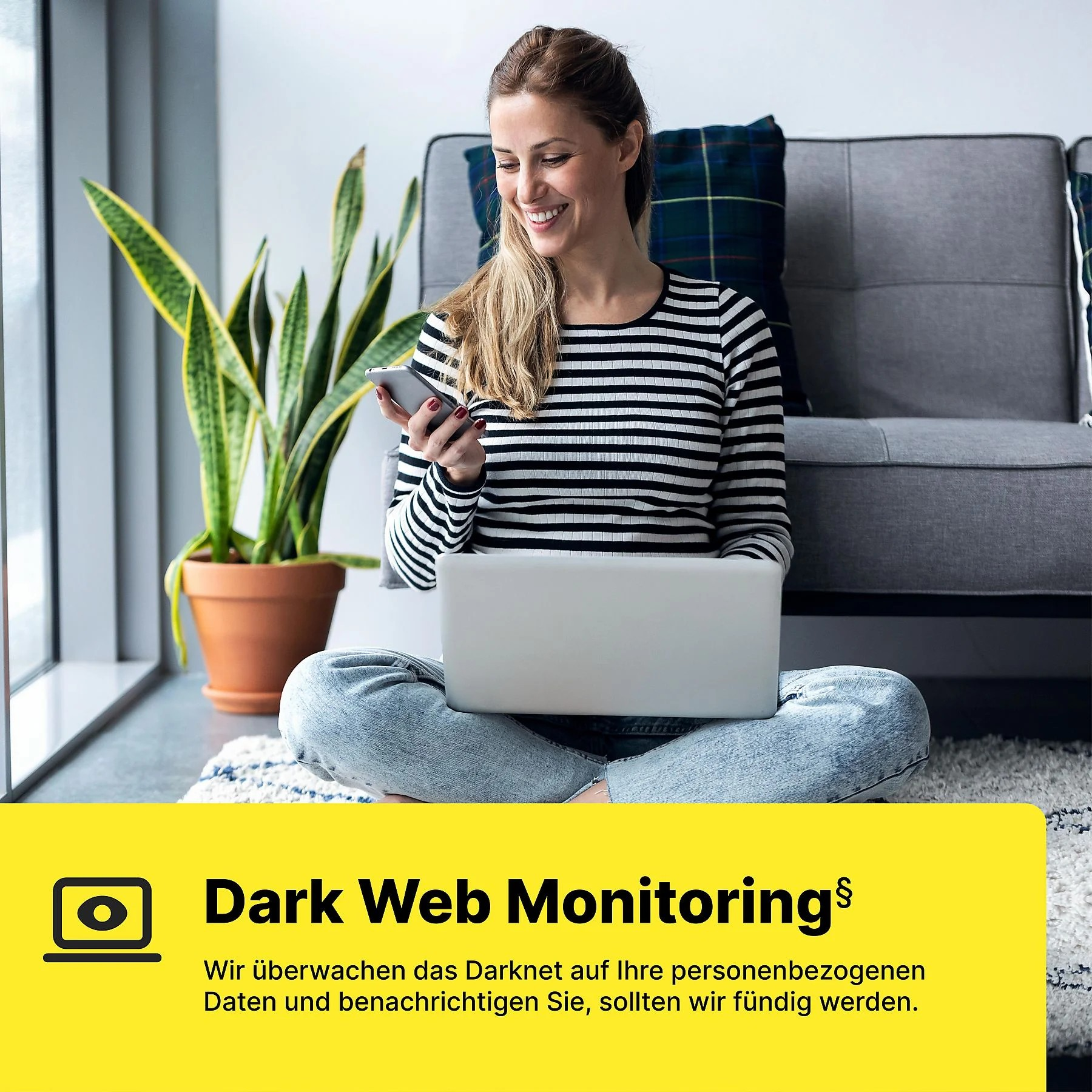 Eine Frau sitzt auf dem Boden und benutzt ein Smartphone und einen Laptop.