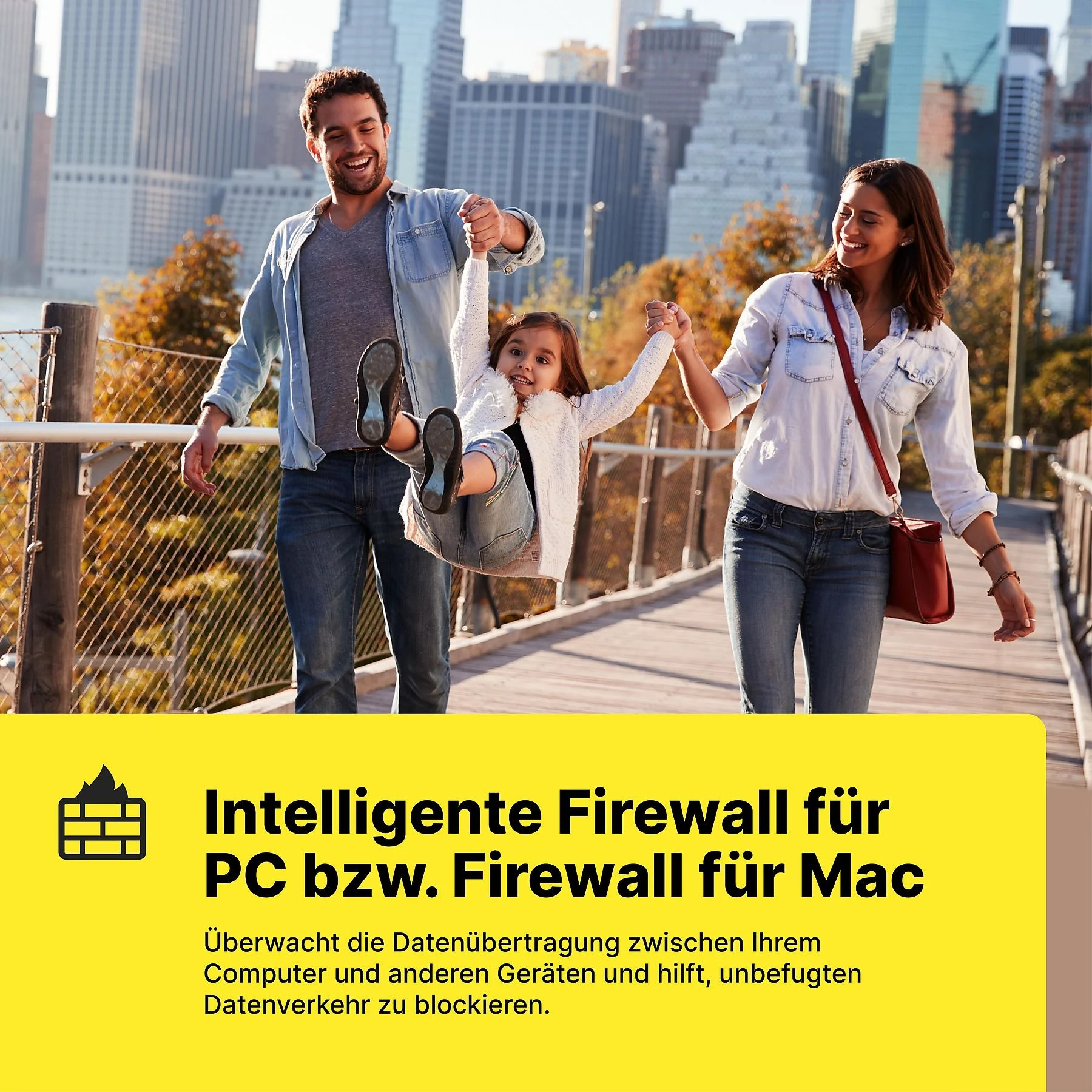 Familie auf einer Brücke mit Wolkenkratzern im Hintergrund.