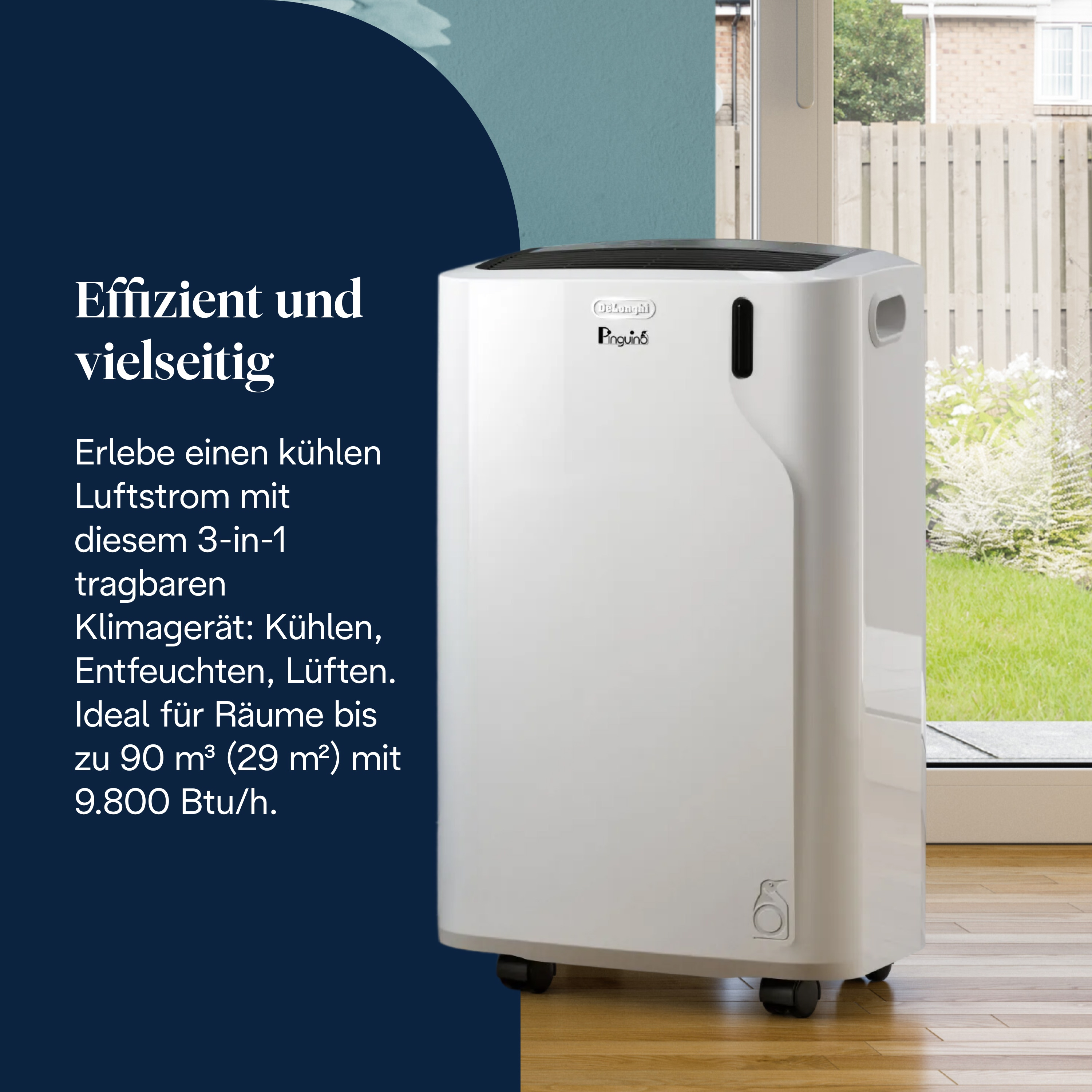 Ein weißer mobiler Klimaanlage mit Rädern steht auf einem Holzboden vor einem Garten.