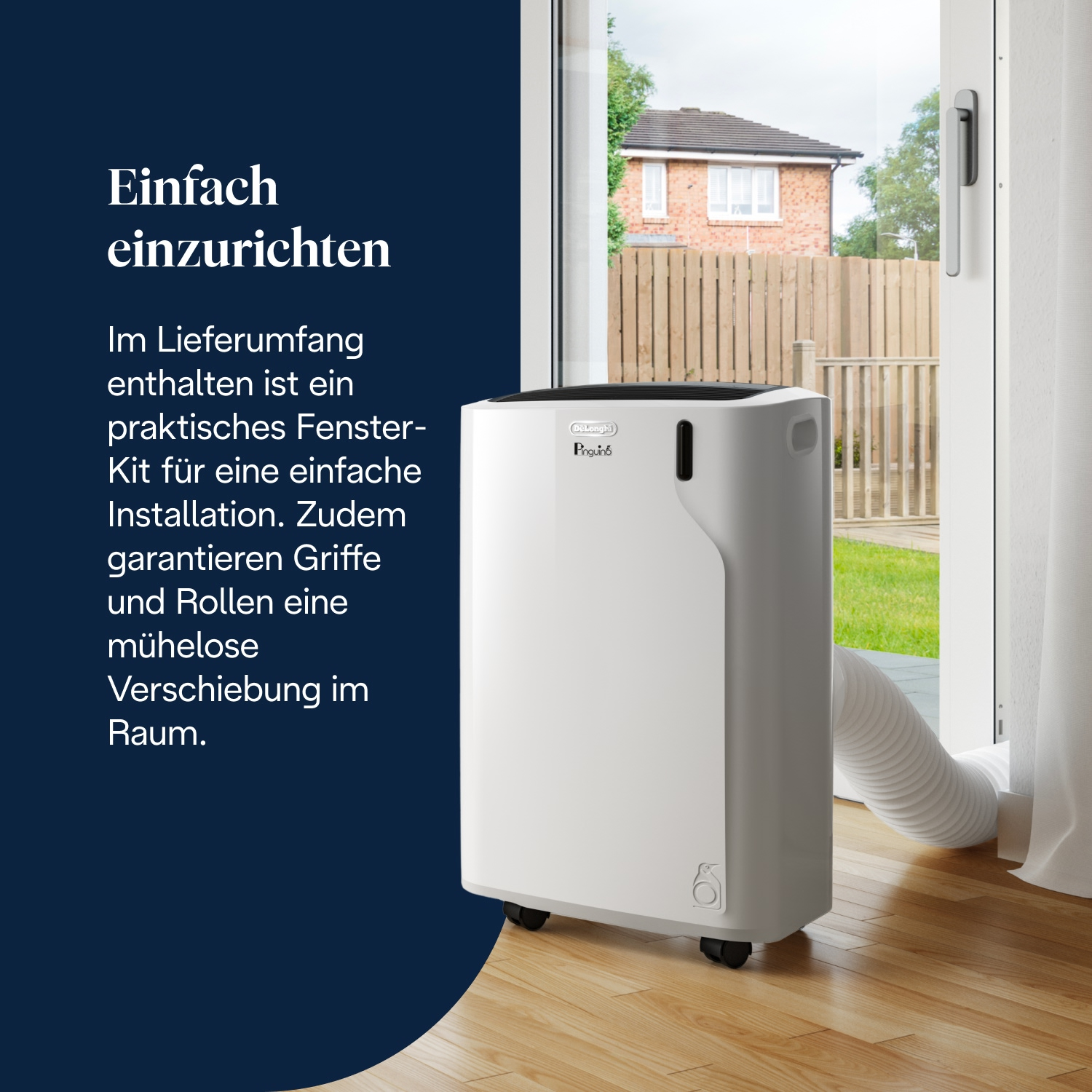 Ein weißer DeLonghi Pinguino Klimaanlage mit Schlauch steht auf Parkett vor einem Fenster.