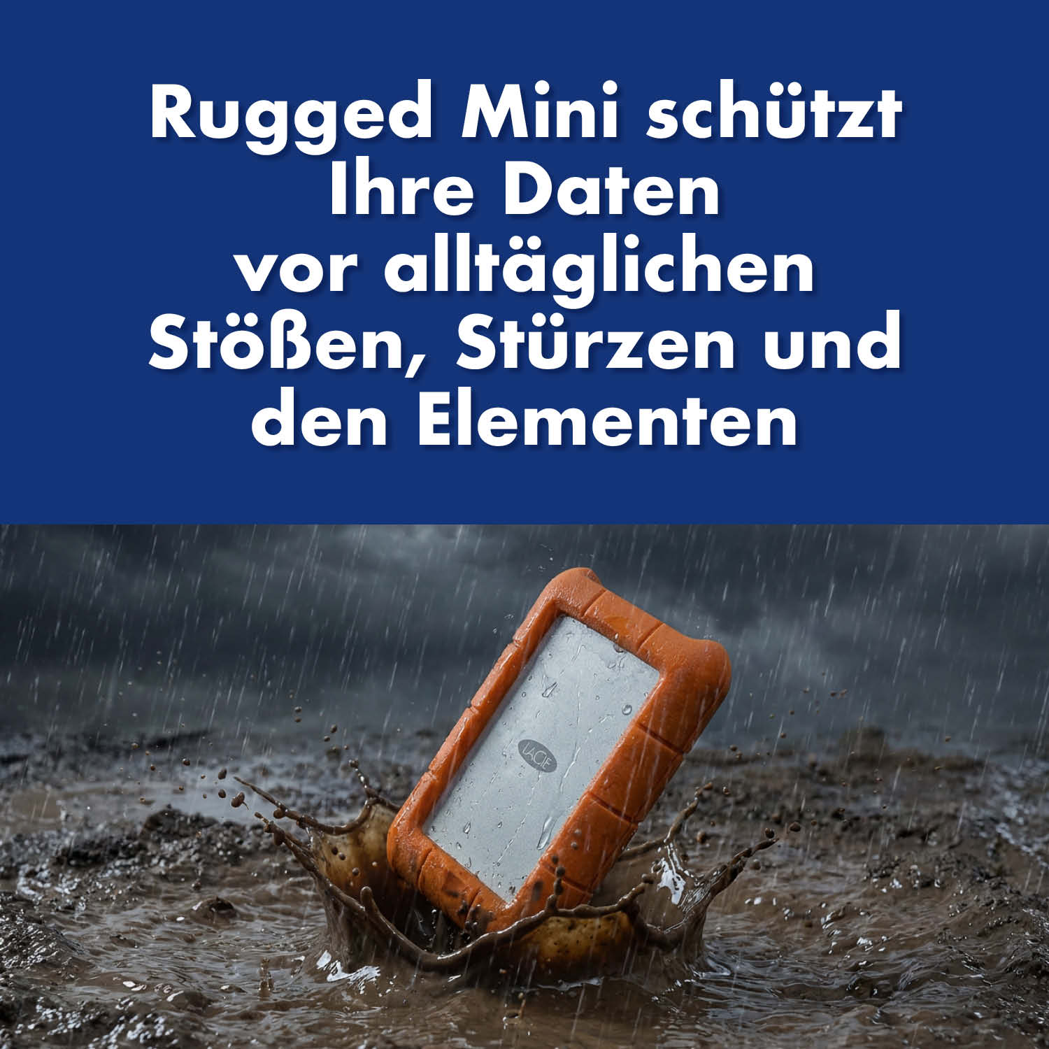 Un disco Rugged Mini arancione schizza nel fango mentre piove.
