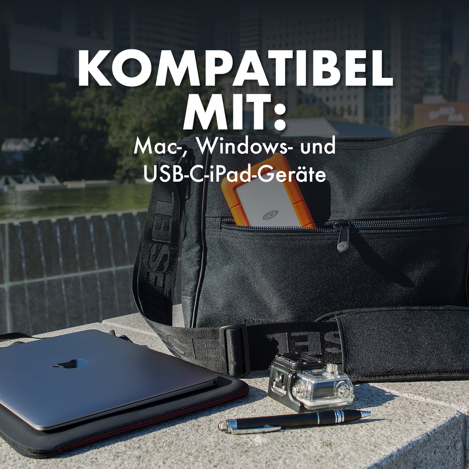 Laptop, action cam, penna e disco esterno su una sporgenza. Testo sovrapposto.
