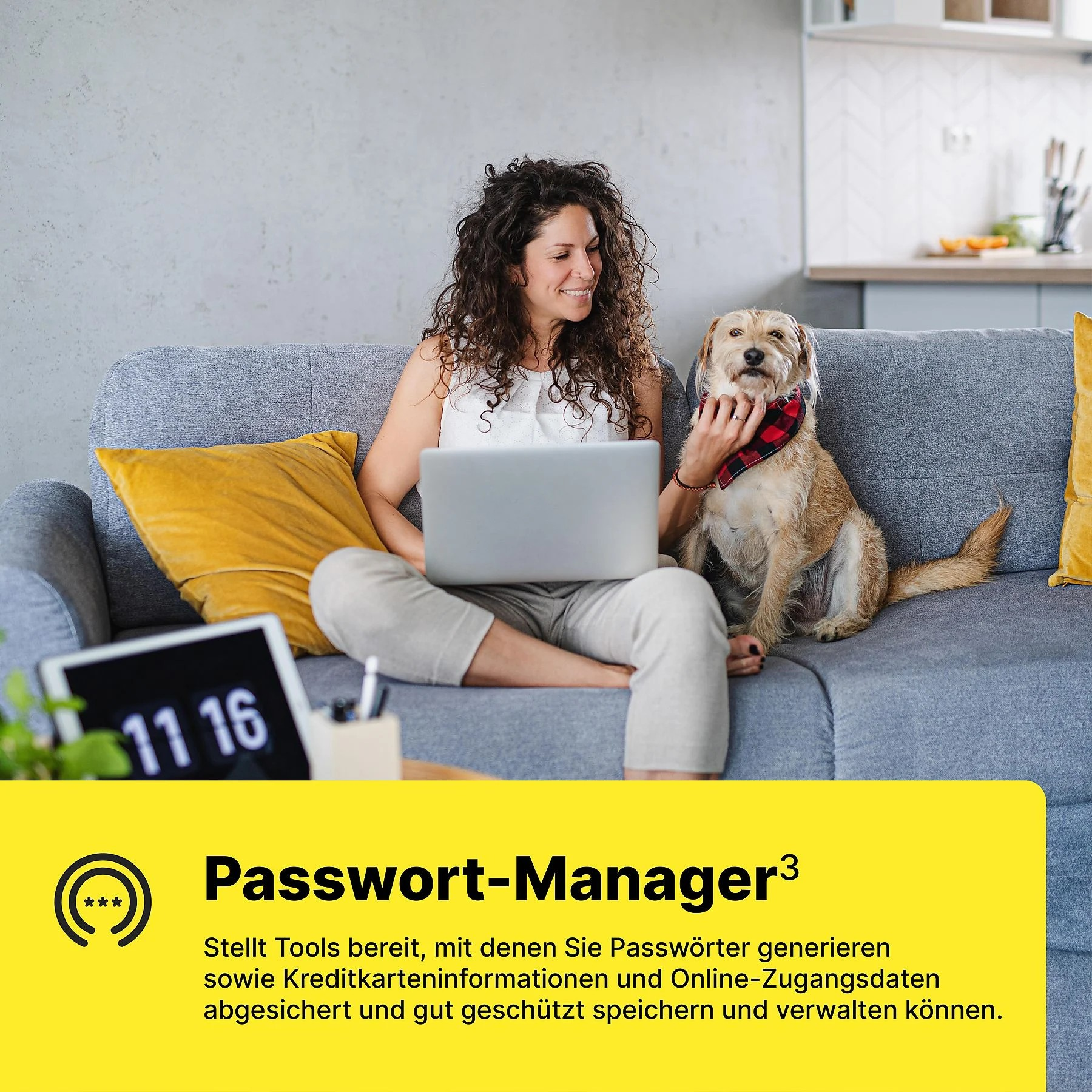 Eine Frau sitzt auf einem Sofa mit einem Laptop und einem Hund.