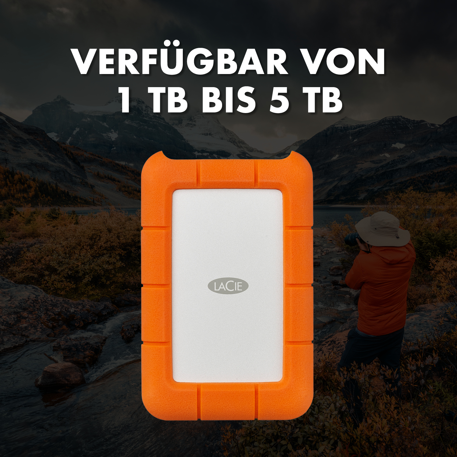 Hard disk LaCie arancione davanti a paesaggio montano con fotografo. Da 1 TB a 5 TB.
