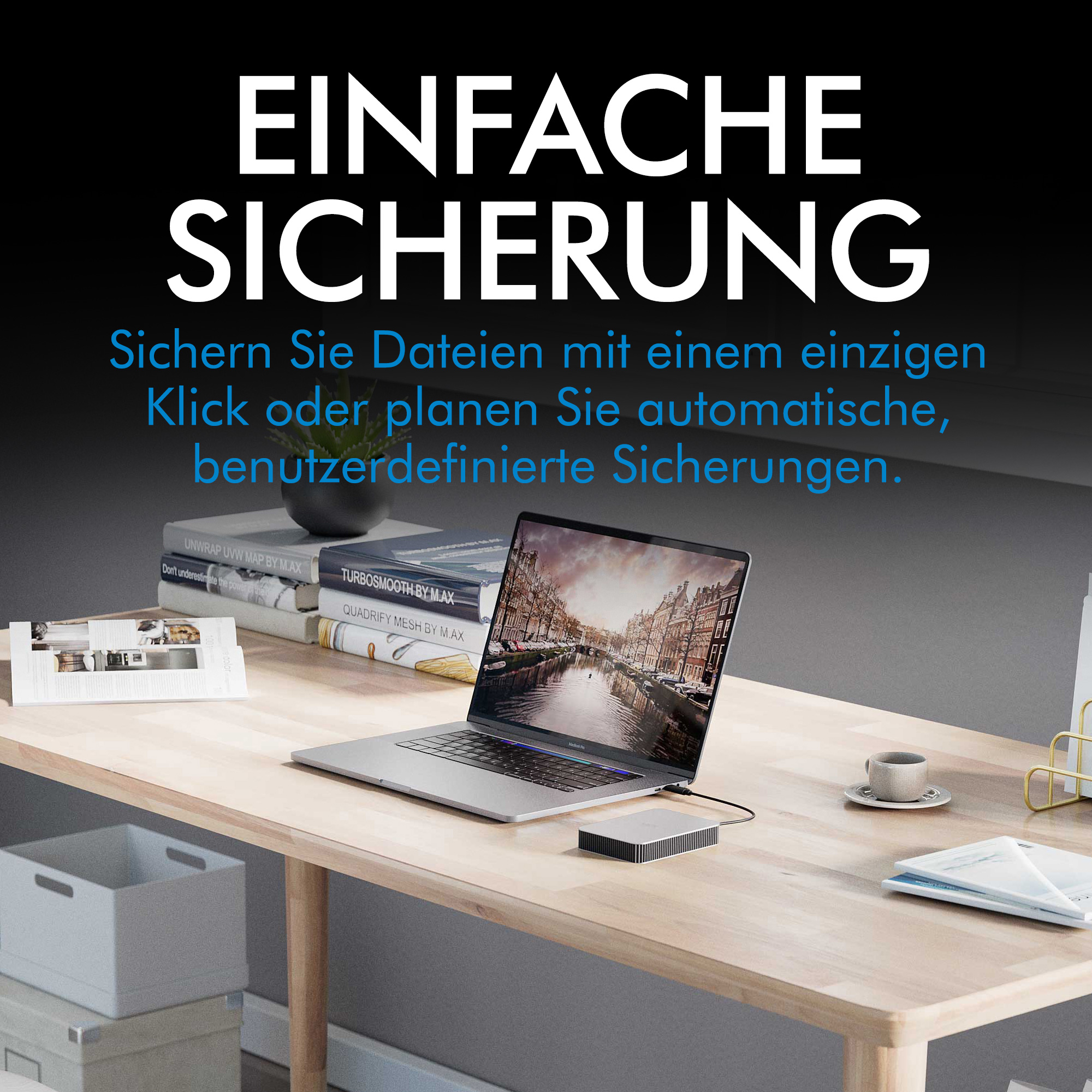 Un laptop con unità esterna su una scrivania. Testo sul backup semplice.