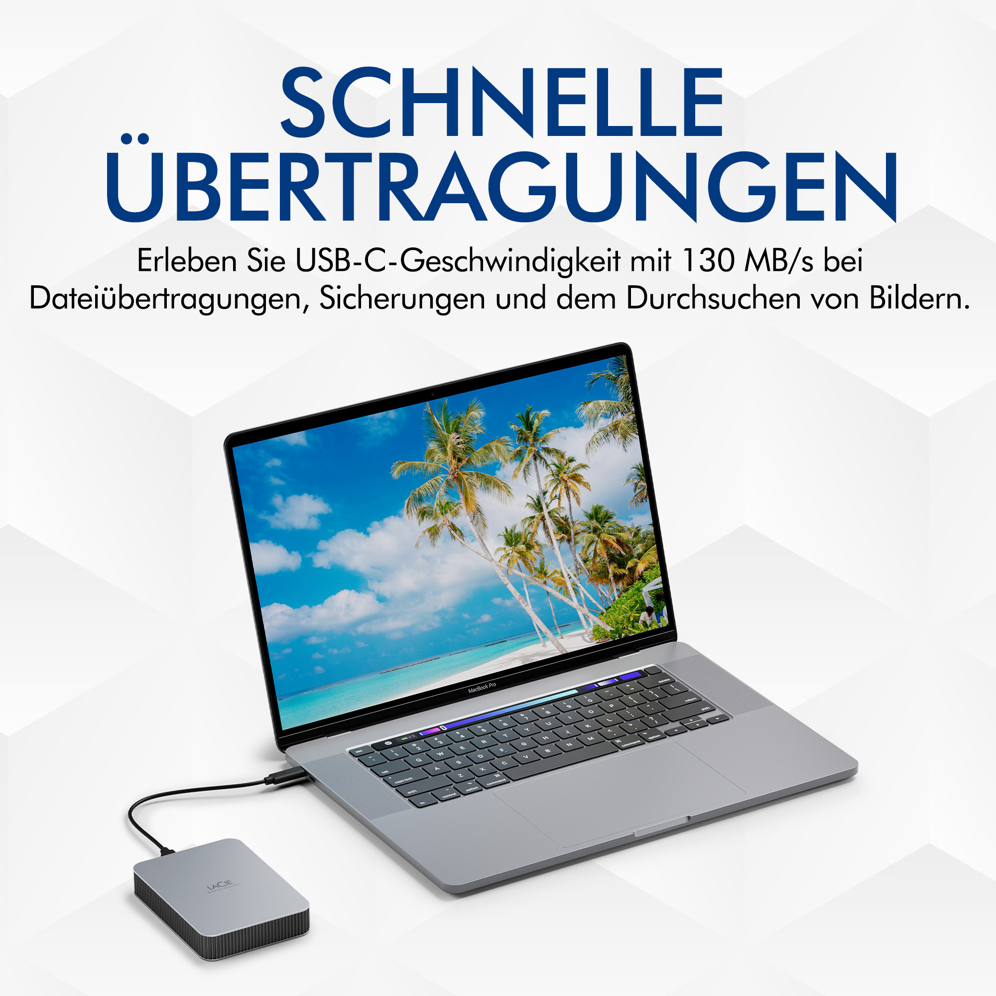 Un laptop con immagine di spiaggia tropicale sullo schermo, collegato a un hard disk esterno.
