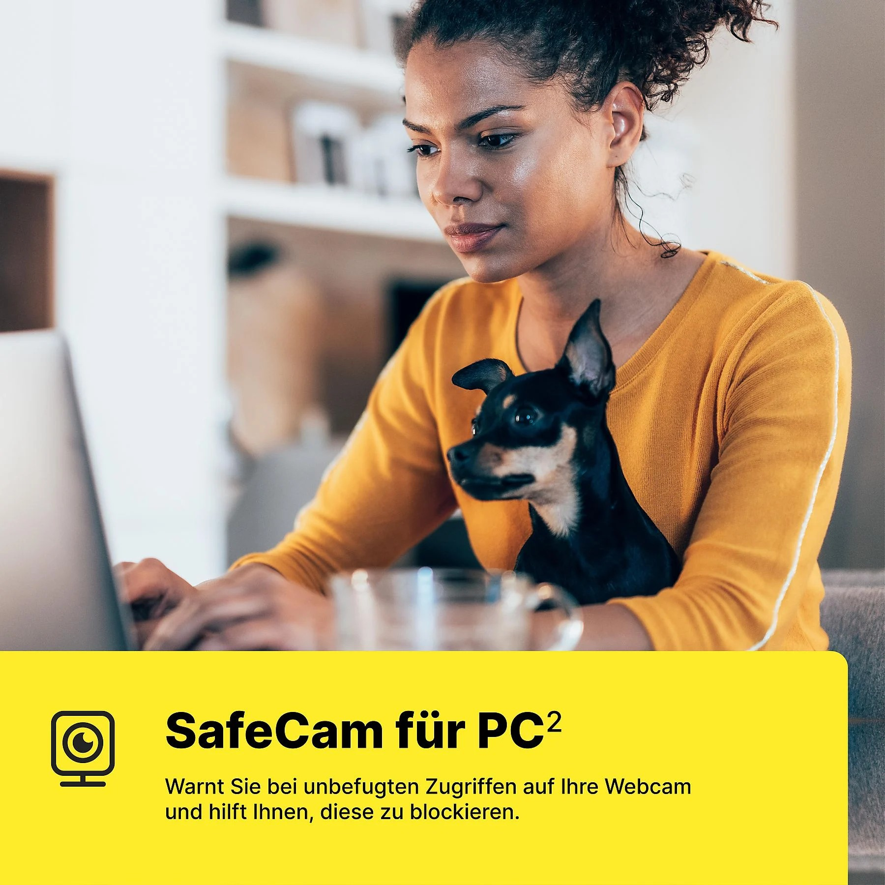 Eine Frau mit ihrem Hund am Laptop. Unten: SafeCam für PC2.