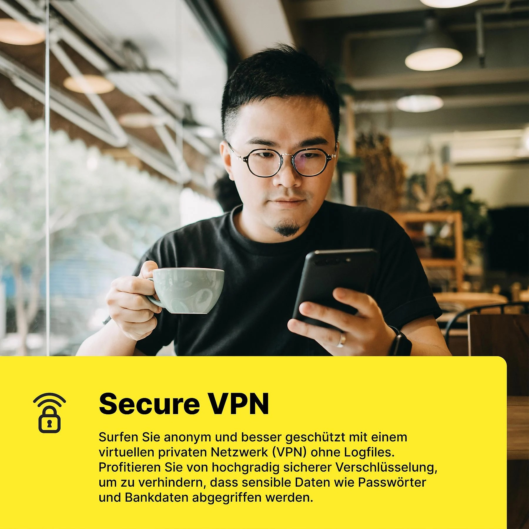 Mann mit Brille trinkt Kaffee und schaut aufs Handy. Gelber Bereich mit Schloss-Symbol.