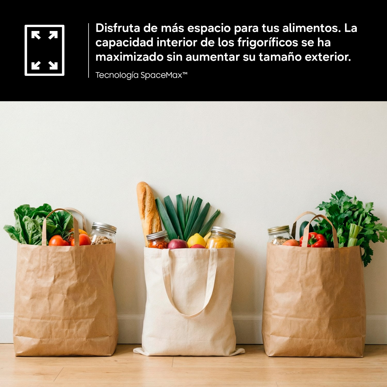 Tres bolsas de supermercado llenas de comida, verduras, pan y tarros.
