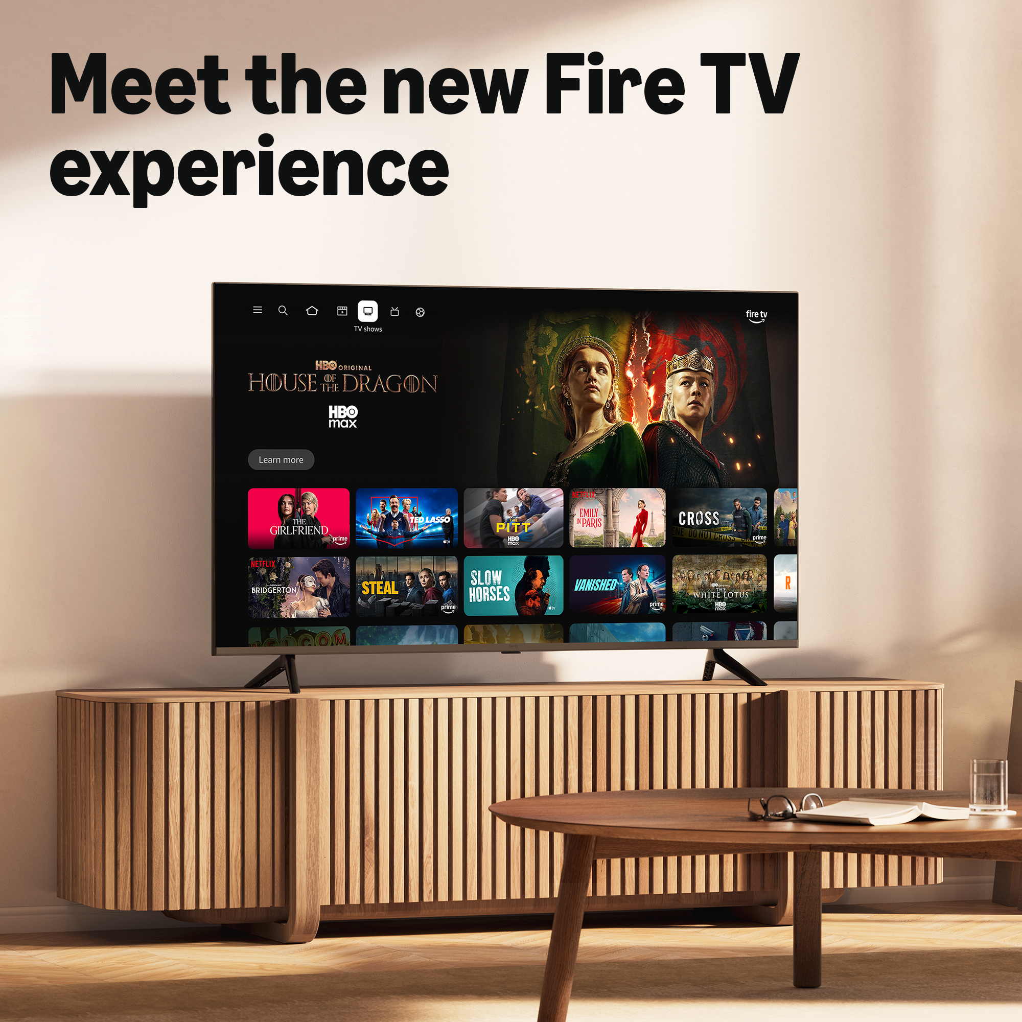 Un soggiorno moderno con un Fire TV che mostra 'House of the Dragon'.
