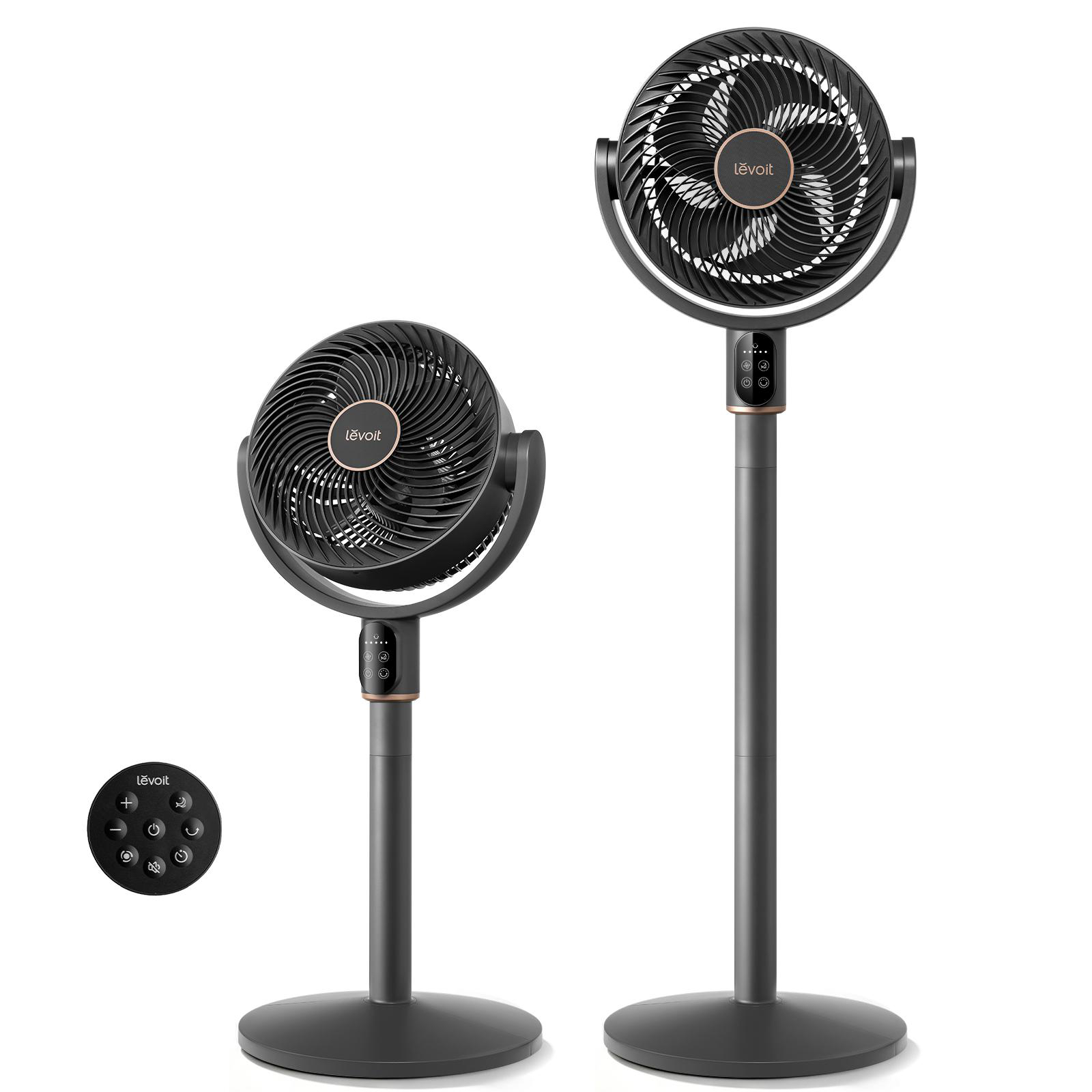 Zwei schwarze Standventilatoren mit Bedienfeldern und ein Steuergerät.