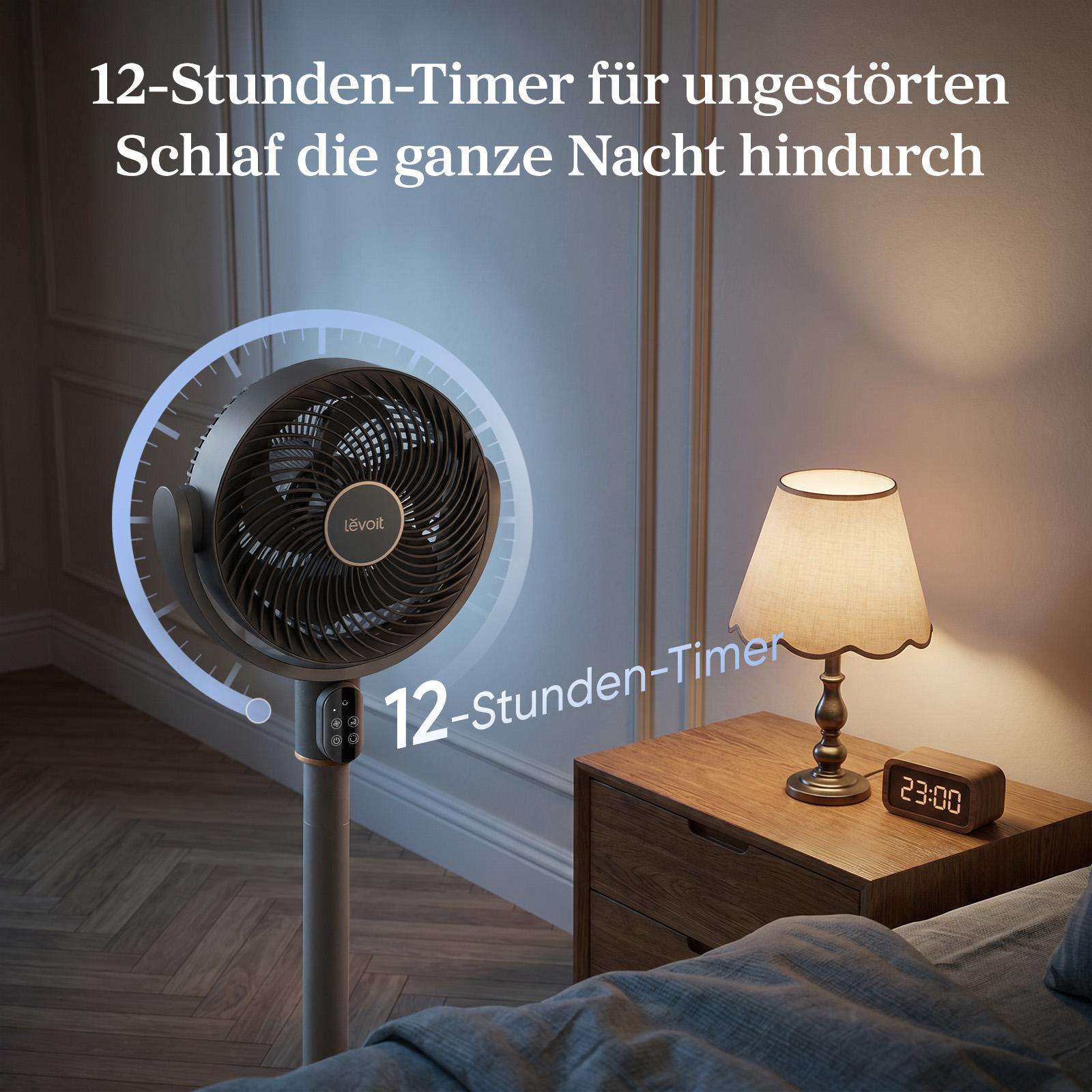 Ein Standventilator mit 12-Stunden-Timer neben einem Nachttisch mit Lampe und Uhr.