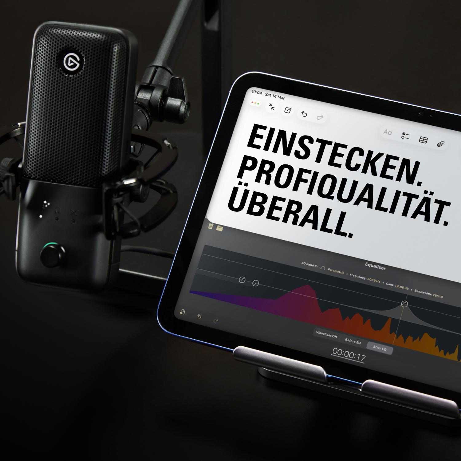 Schwarzes Mikrofon neben einem Tablet mit Equalizer-Anzeige und Text.