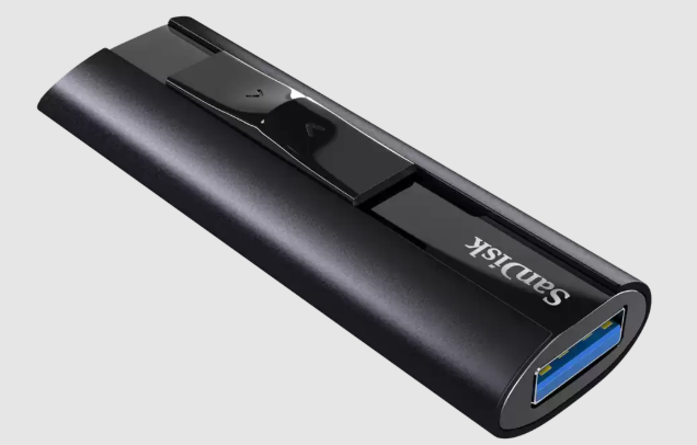Schwarzer USB-Stick mit SanDisk-Logo und blauem USB-Anschluss.