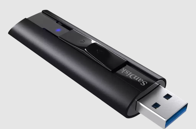 Schwarzer USB-Stick mit blauem Licht und SanDisk-Logo.