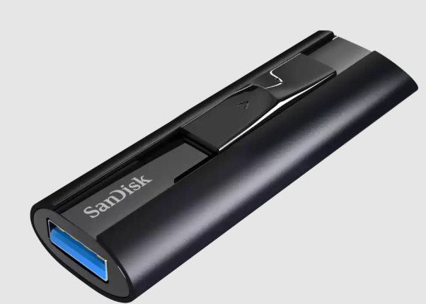 Schwarzer SanDisk USB-Stick mit blauem USB-A-Anschluss und Schiebemechanismus.