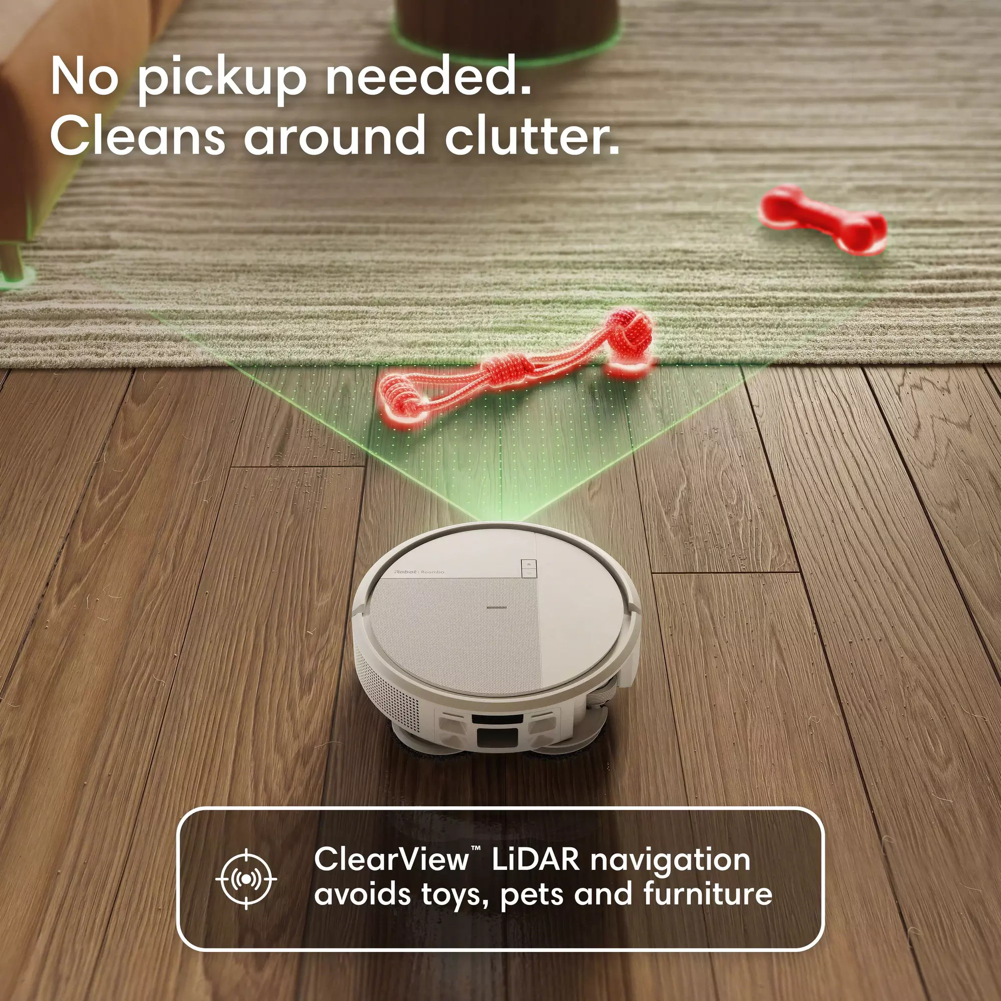 Un robot aspirateur navigue autour des jouets et meubles sur bois et tapis.