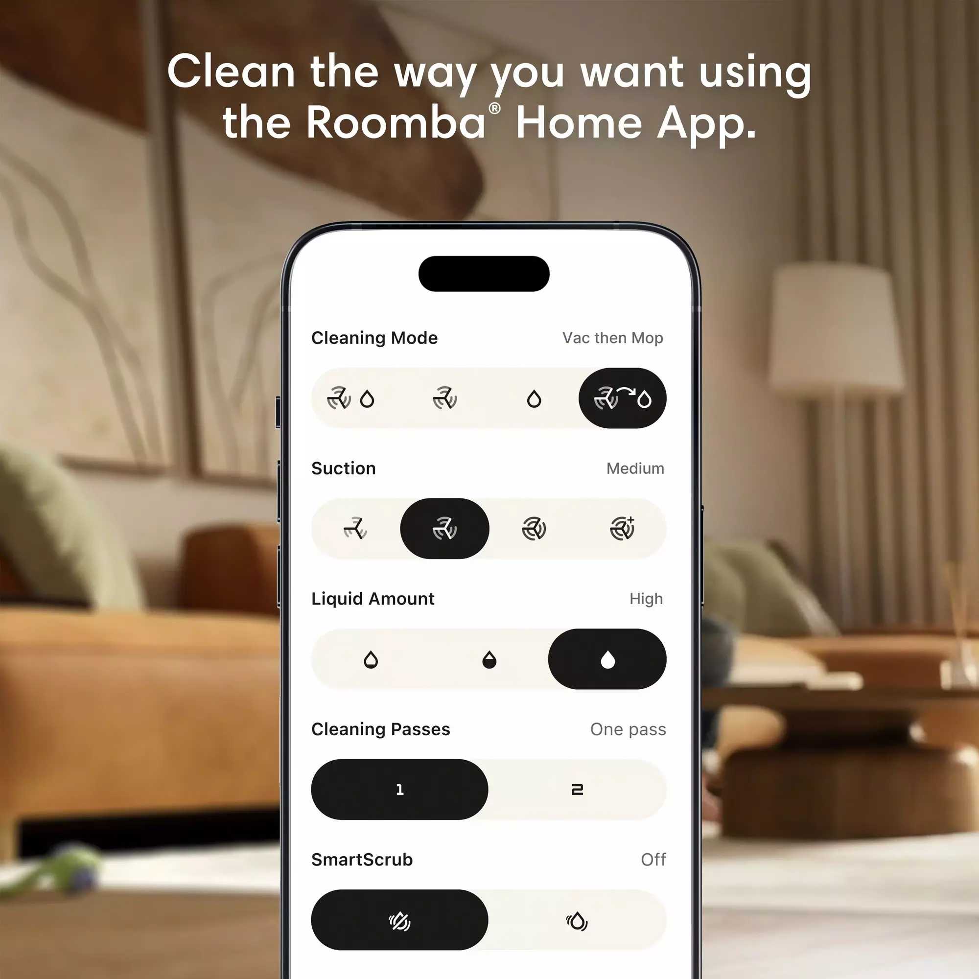 Un smartphone affiche l'application Roomba avec les réglages du mode de nettoyage, de l'aspiration et de la quantité de liquide.
