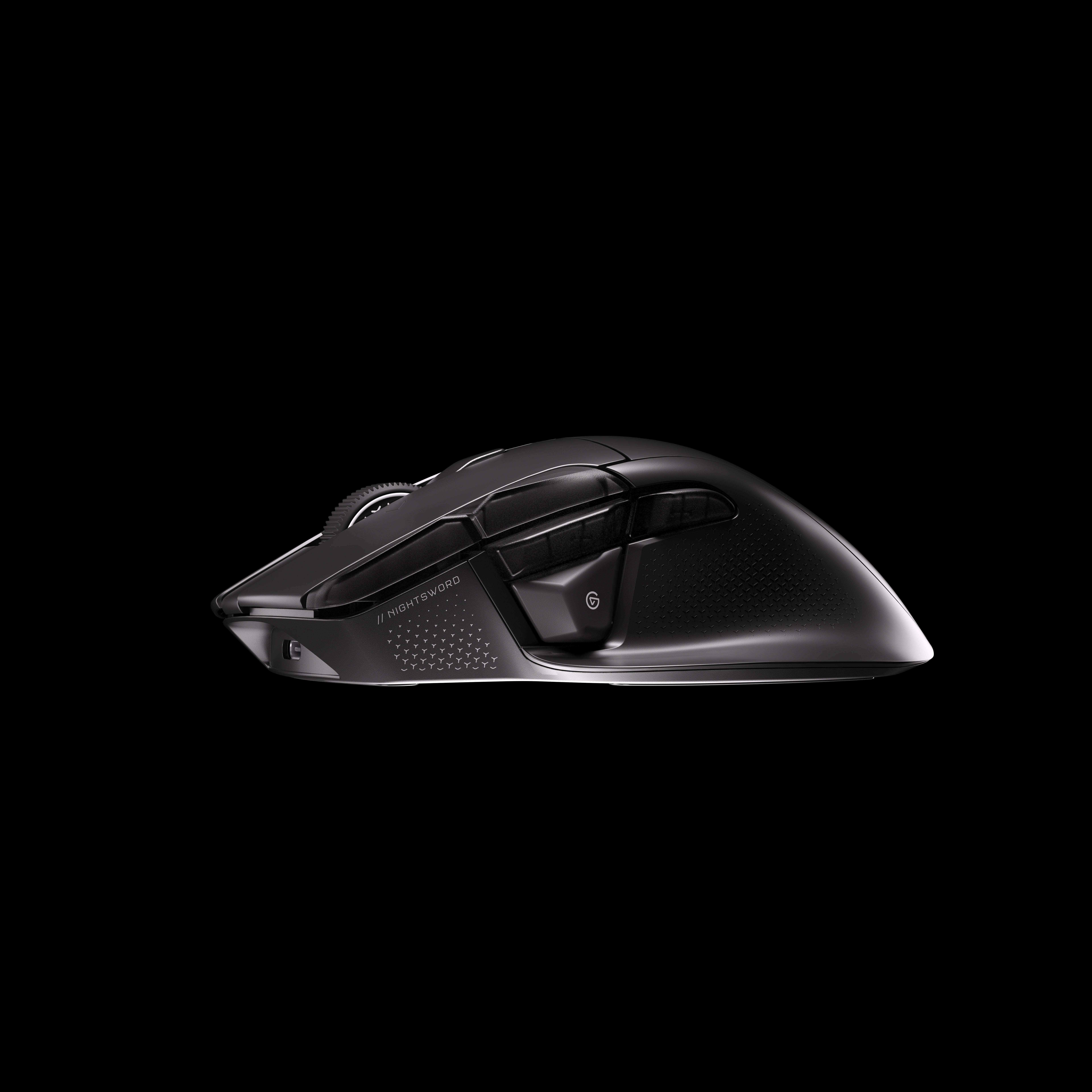Schwarze Gaming-Maus mit Rillen und Logo auf schwarzem Hintergrund.
