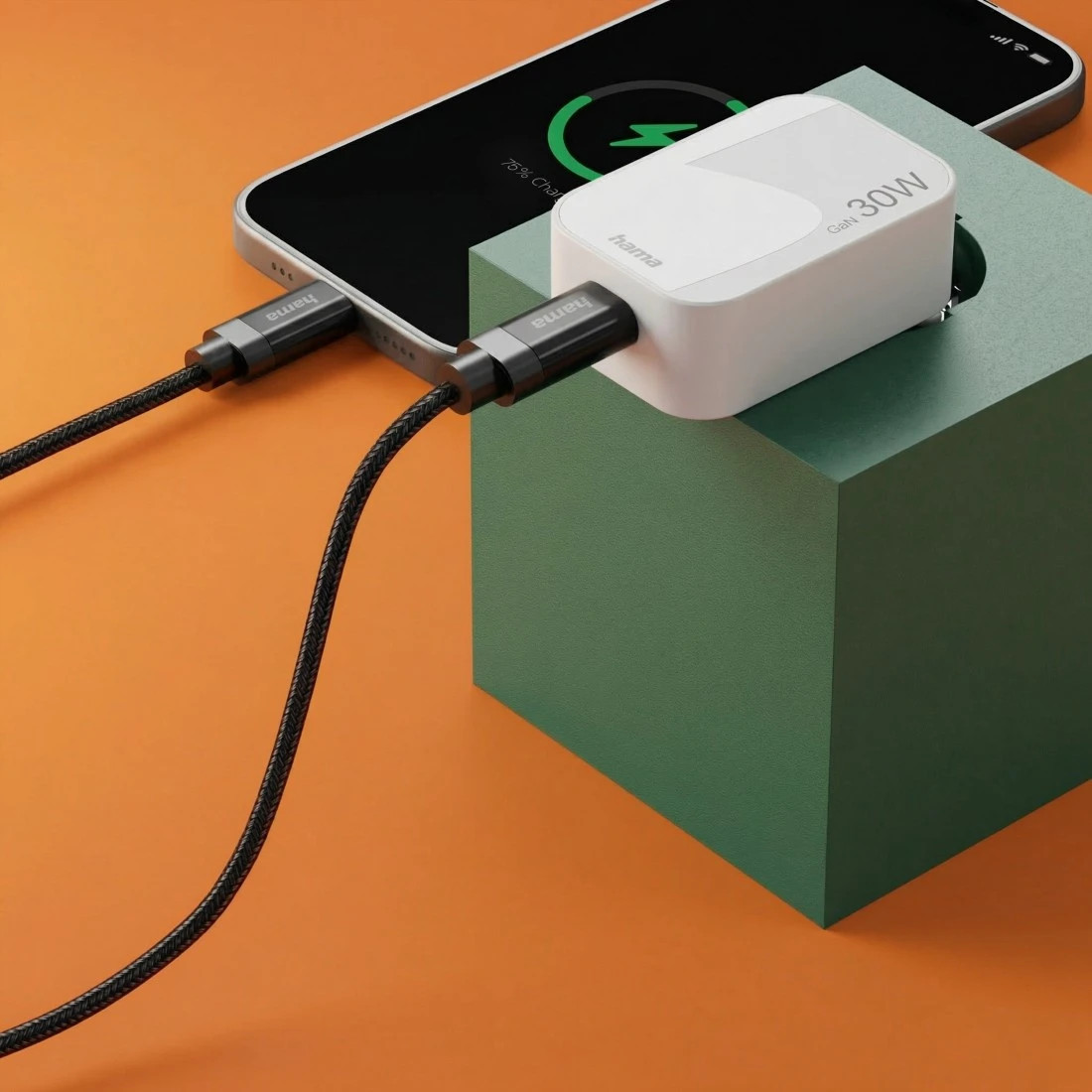 Biała ładowarka Hama 30W GaN ładuje smartfon przez czarny kabel.