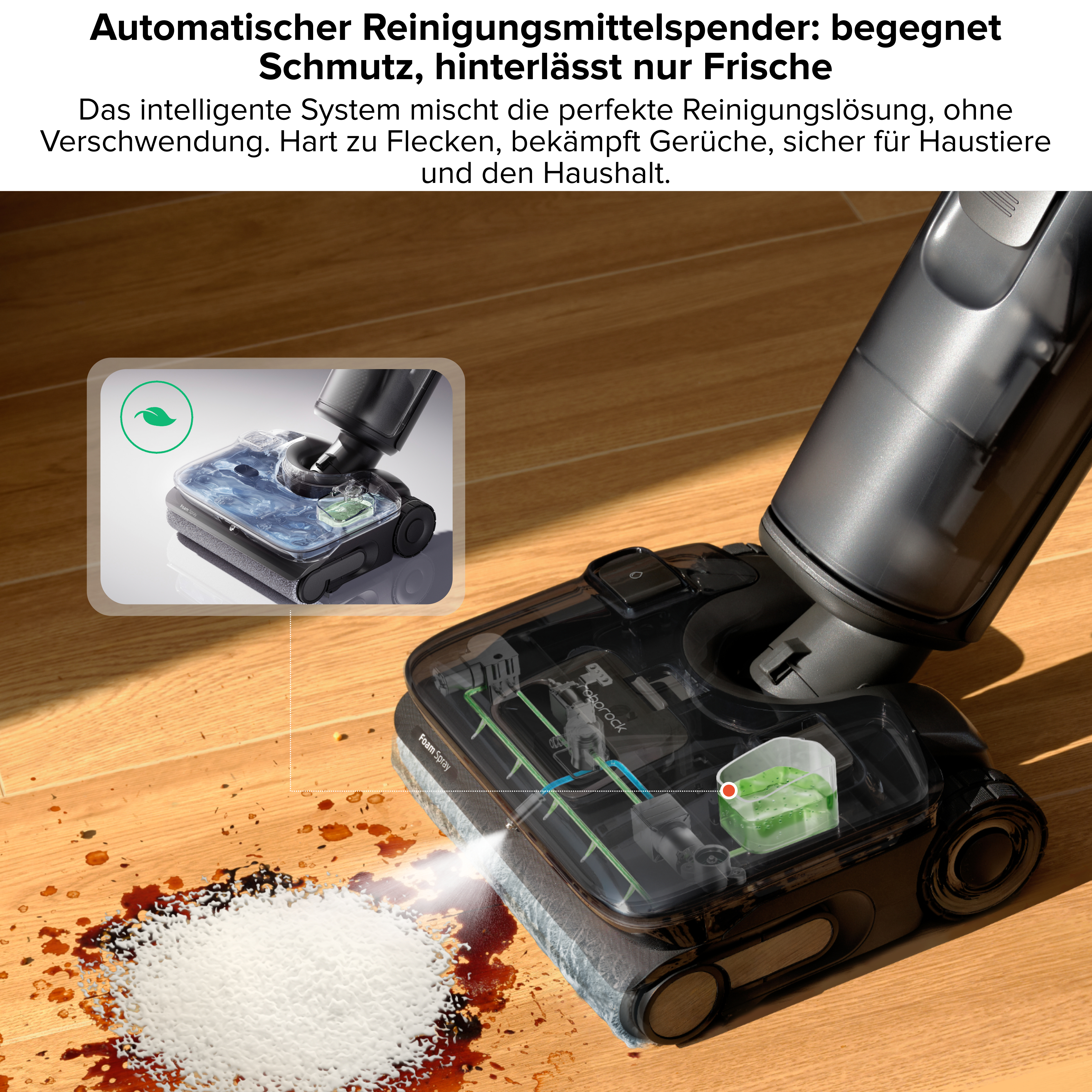 Ein Bodenreiniger sprüht Reinigungsmittel auf verschmutzten Holzboden.