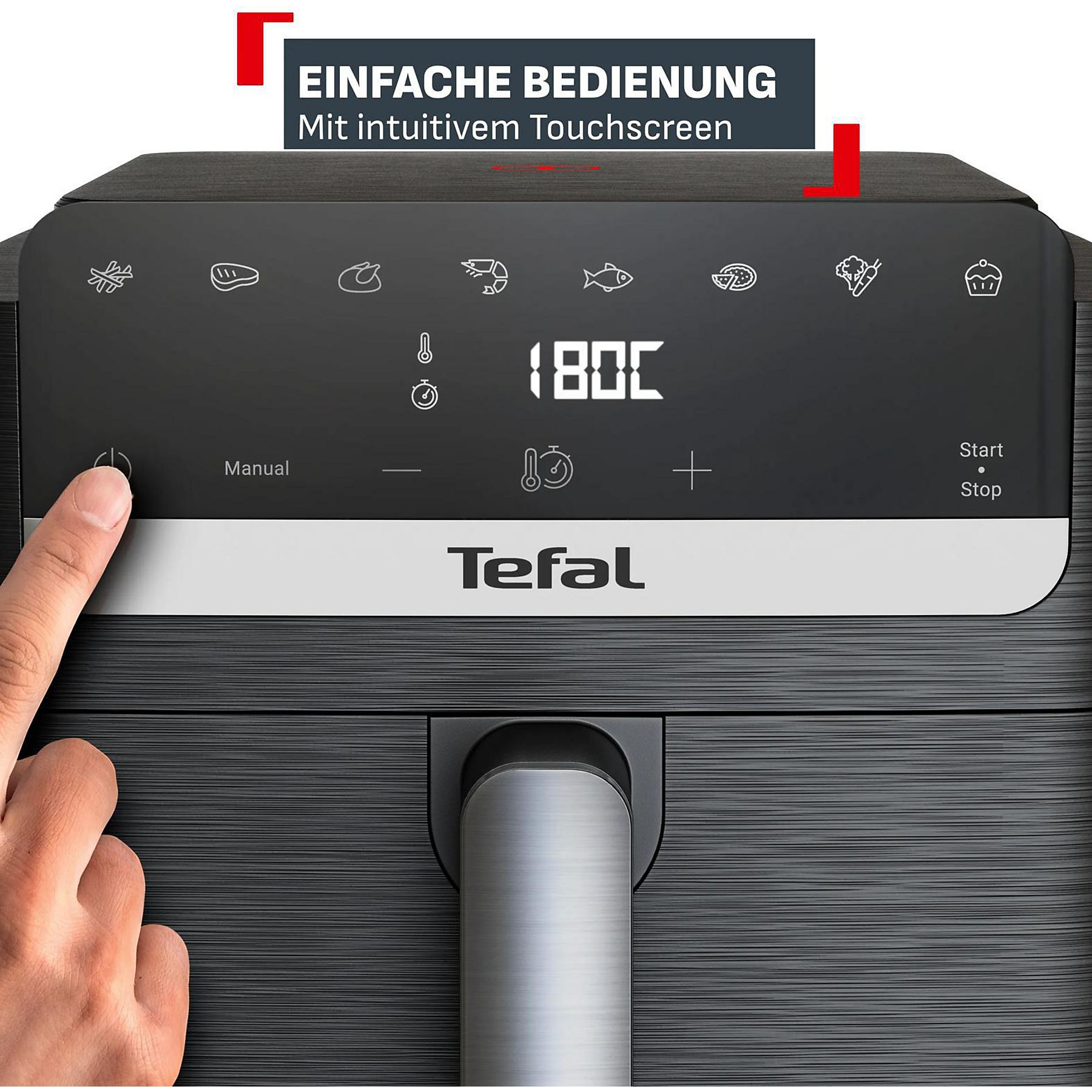 Un doigt appuie sur le bouton d'alimentation d'une friteuse à air Tefal avec écran tactile.