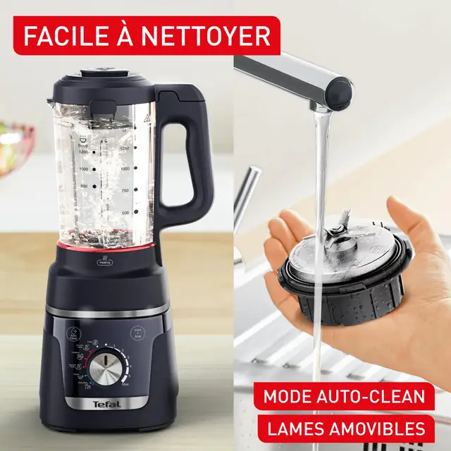 Ein schwarzer Mixer mit einem Glasbehälter. Ein Einsatz mit Messern wird unter fließendem Wasser gehalten.