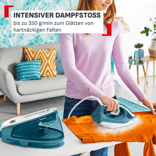 Eine Frau bügelt ein oranges Hemd mit einem blauen Dampfbügeleisen auf einem Bügelbrett.