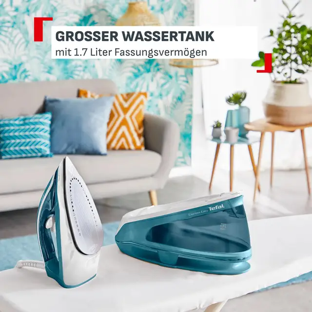 Ein Bügeleisen und Dampfbügelstation auf einem Bügelbrett. Im Hintergrund ein Sofa.