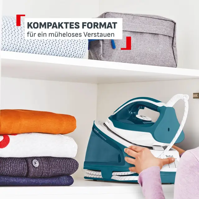 Ein Bügeleisen mit Wassertank steht auf einem Regal neben Kleidung.