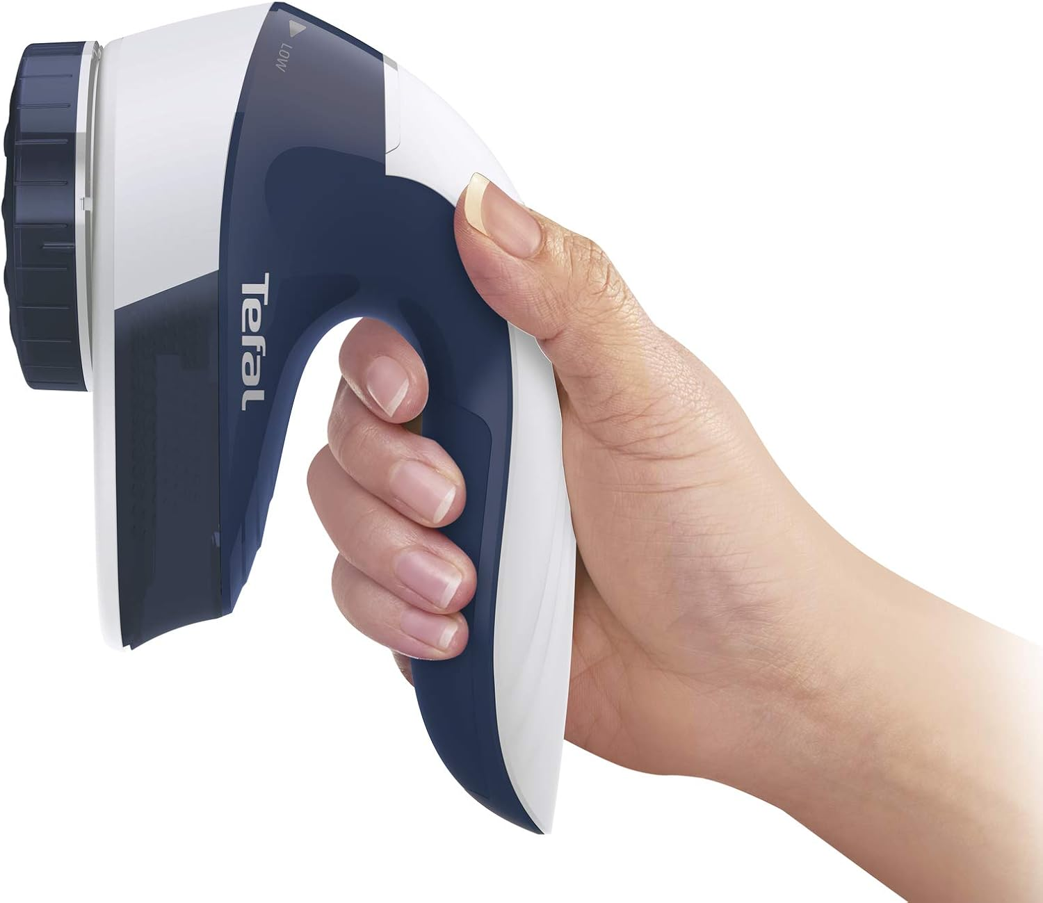 Eine Hand hält einen blauen und weißen Tefal Fusselentferner mit einem dunklen Knopf.