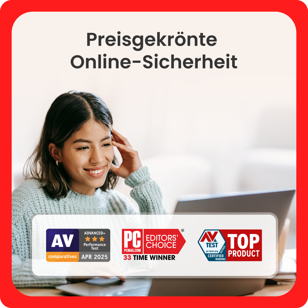 Frau lächelt und tippt auf einem Laptop, mit Awards für Online-Sicherheit.