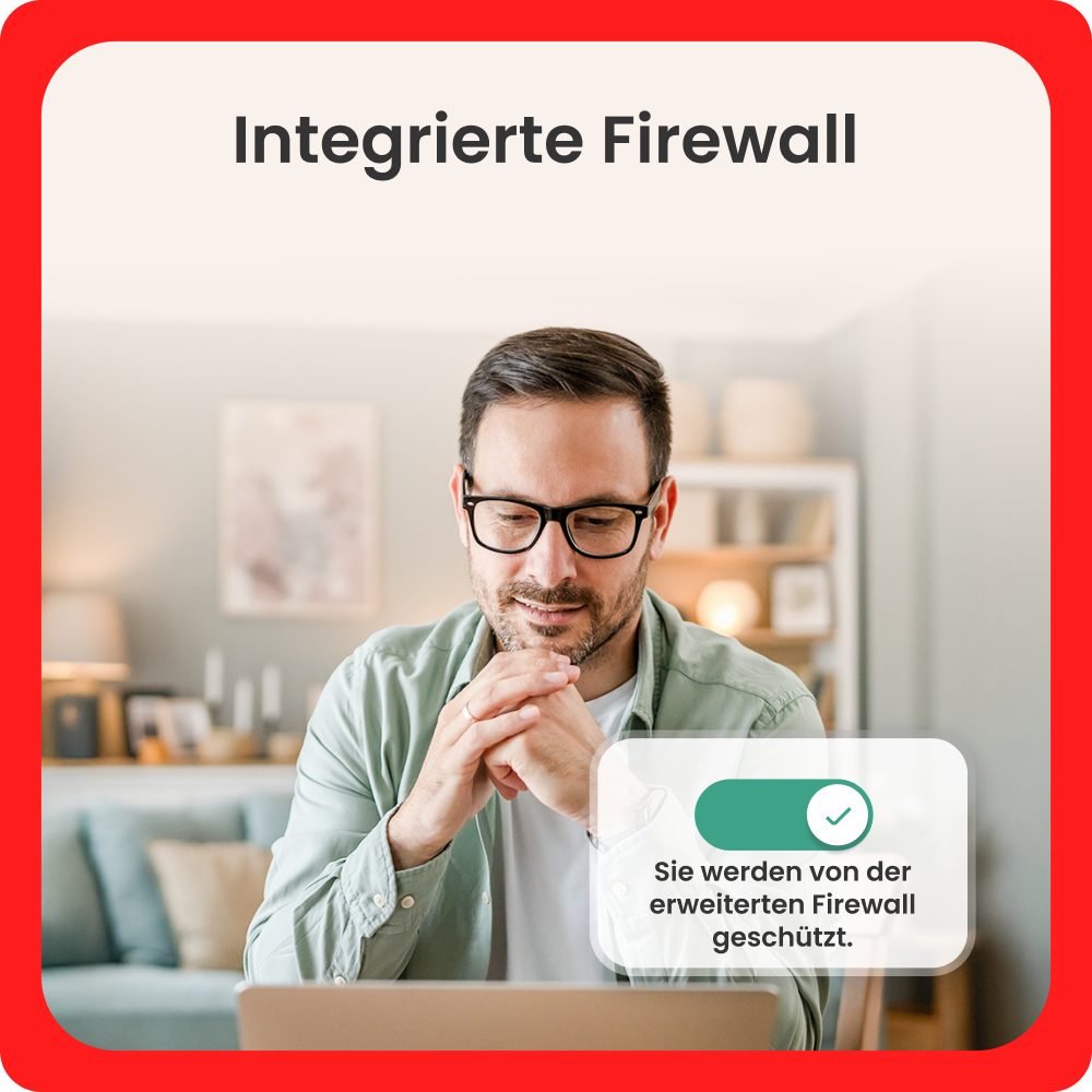 Mann mit Brille arbeitet am Laptop, Benachrichtigung zeigt aktive Firewall-Schutz.