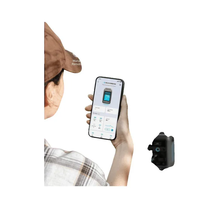 Mujer con gorra marrón sostiene smartphone con pantalla; dispositivo negro cerca.